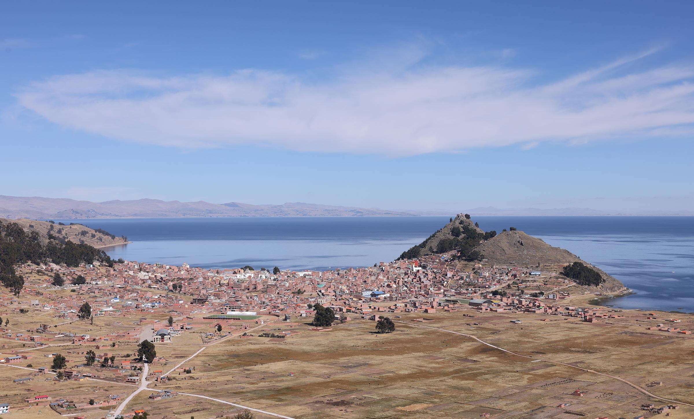 Utsikt över Titicacasjön och staden Copacabana i Bolivia