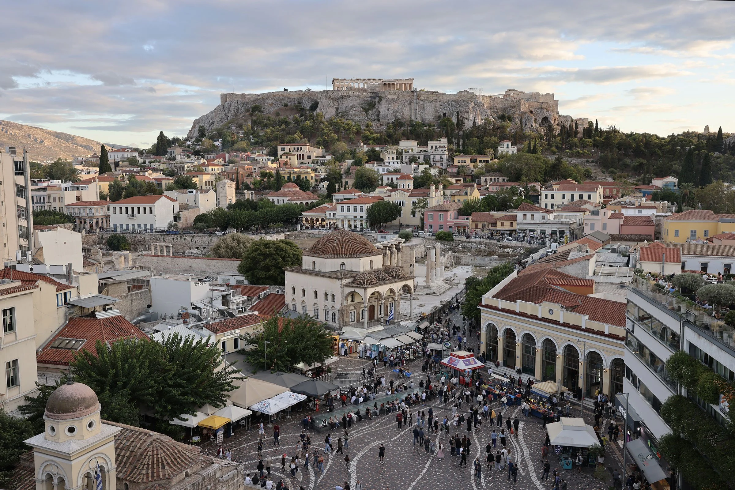 Utsikt över torget Monastiraki i Aten, med Akropolis i bakgrunden