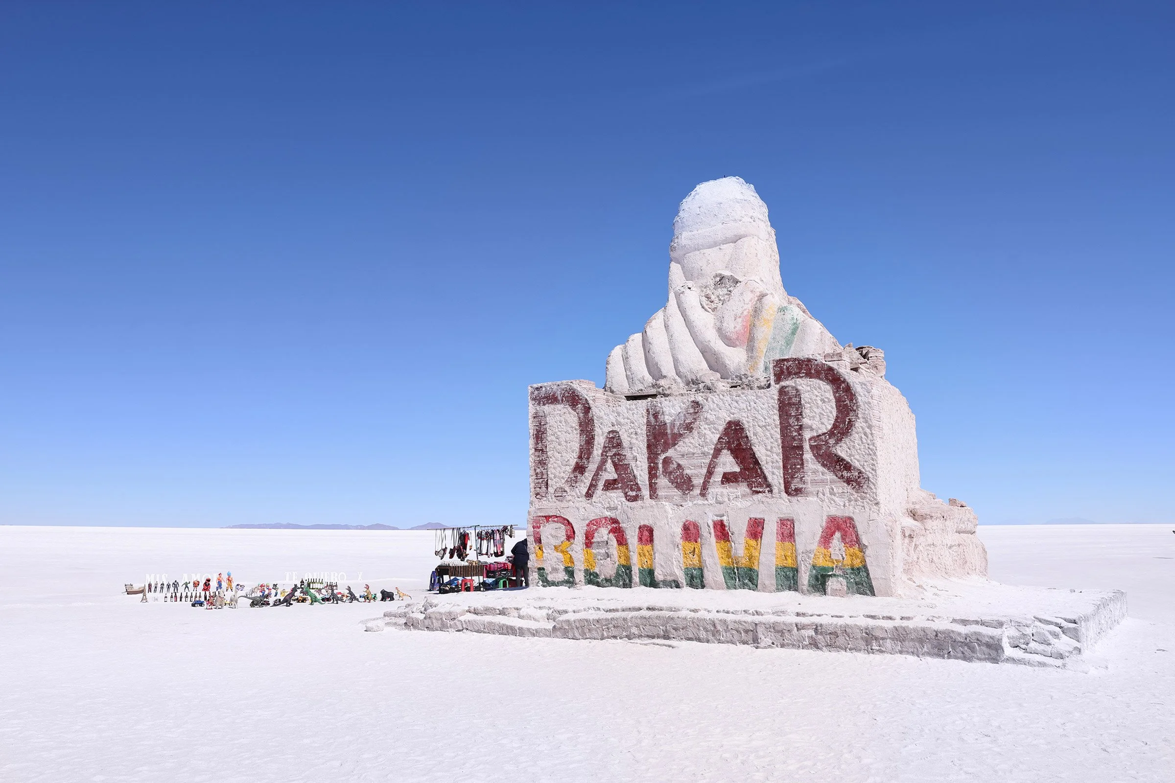 Dakar-monumentet, som är uppbyggt av saltstenar, i Salar de Uyuni, Bolivia