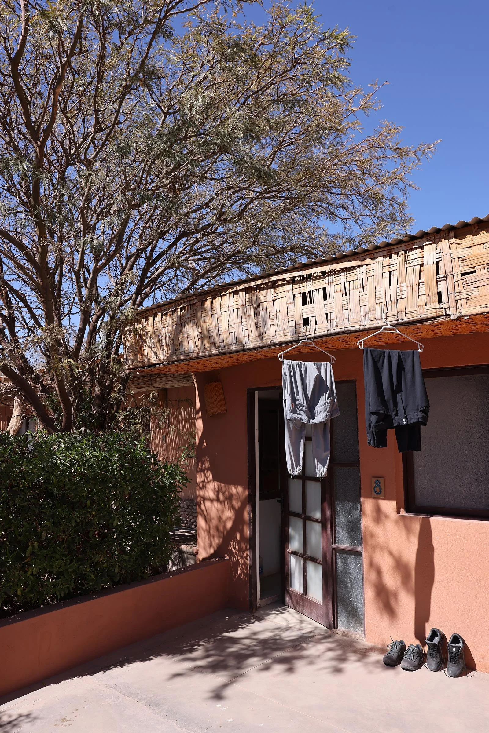 Tvätt på tork utanför ett rum på Hotel Pat’ta Hoiri, San Pedro de Atacama, Chile