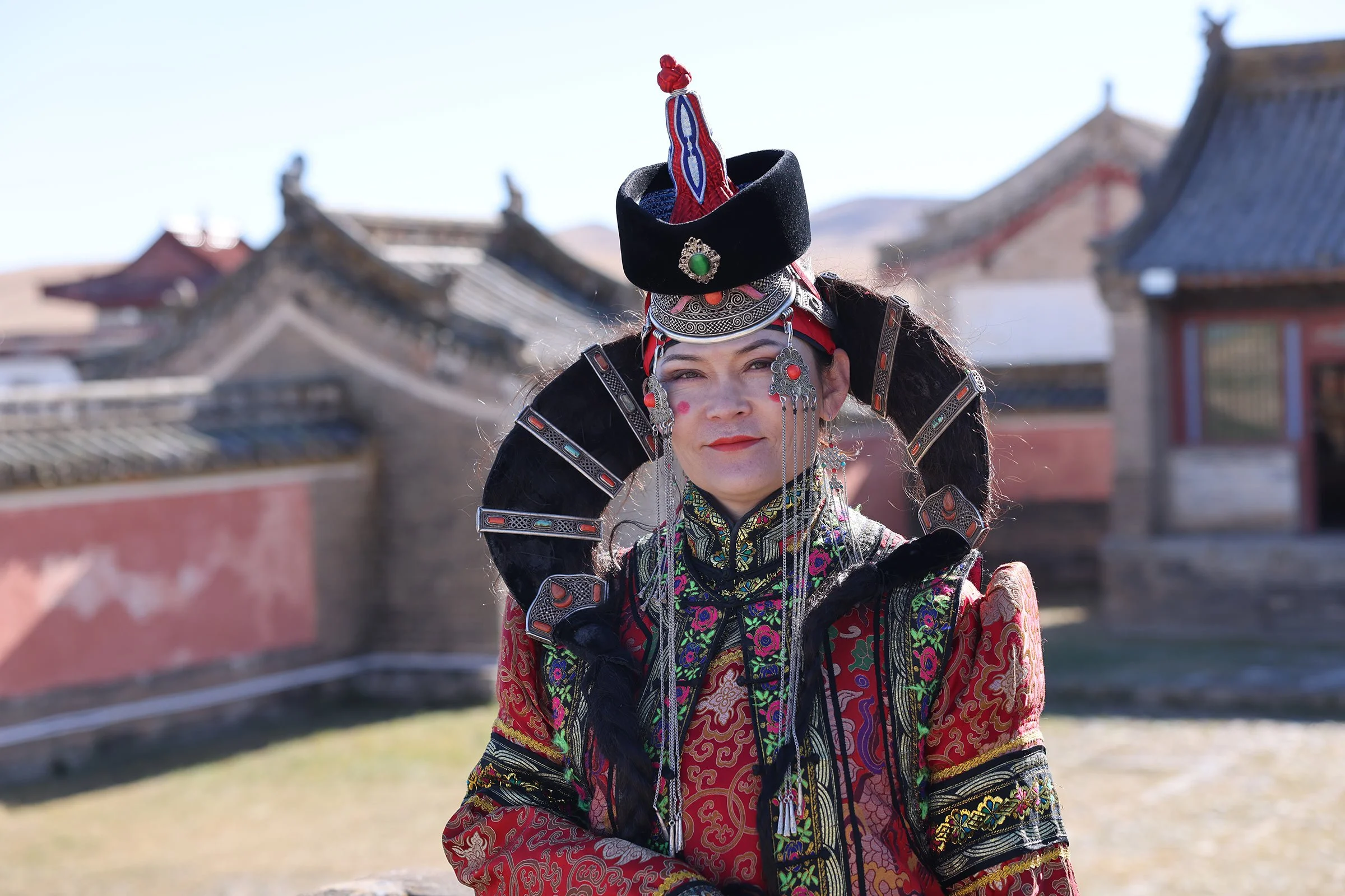 Kvinna i traditionell mongolisk högtidsdräkt vid Erdene Zuu-klostret i Mongoliet