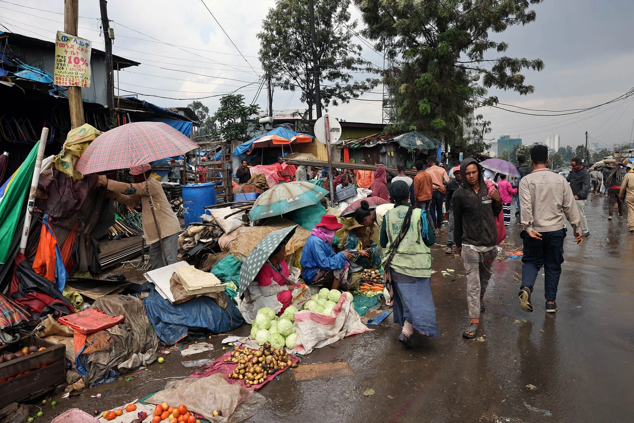 Grönsaksförsäljning i regn på Addis Merkato, Addis Abeba, Etiopien