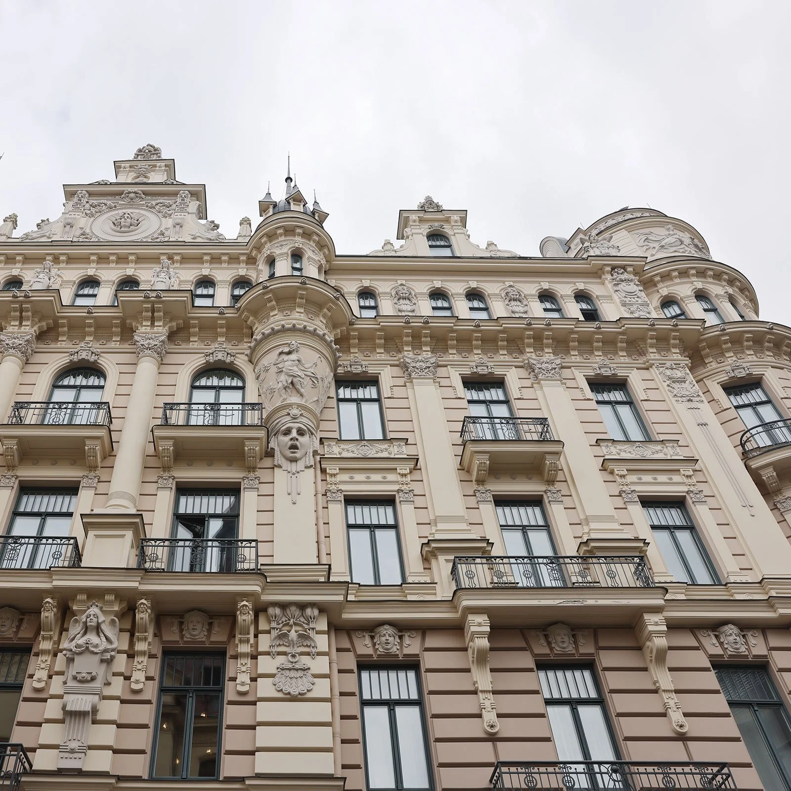 Rikt utsmyckat hus i jugendstil på Alberta iela 13 i Riga, Lettland