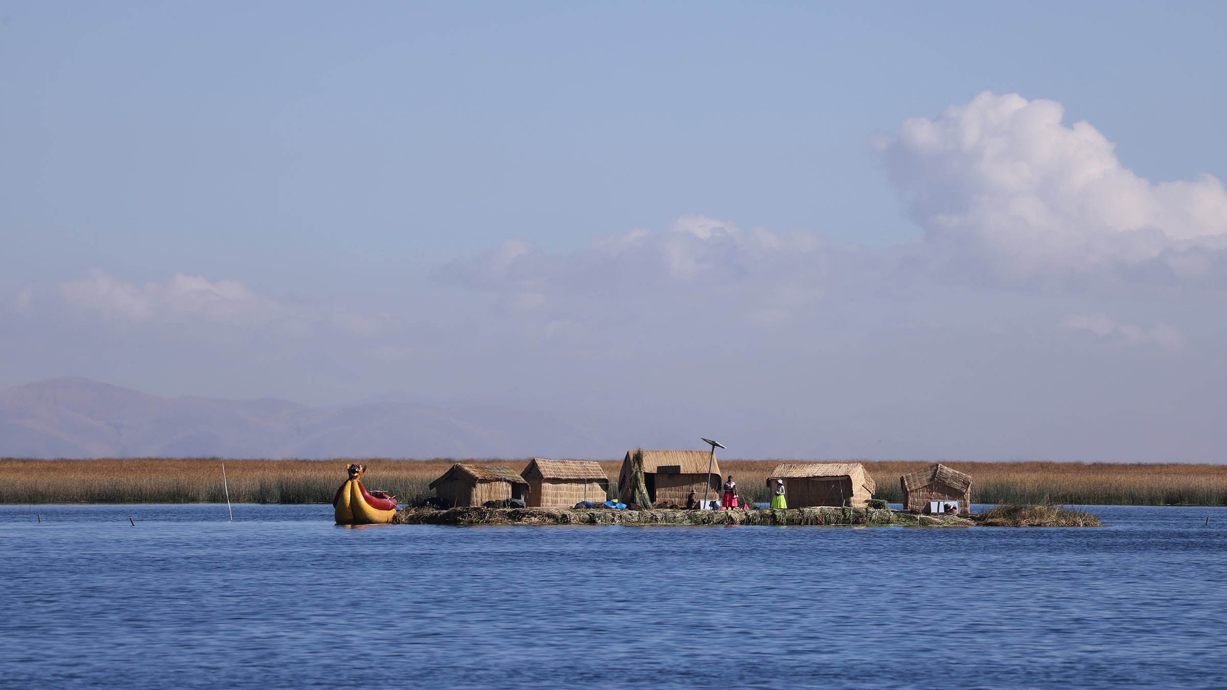 En av Uros flytande vassöar i Titicacasjön, Peru
