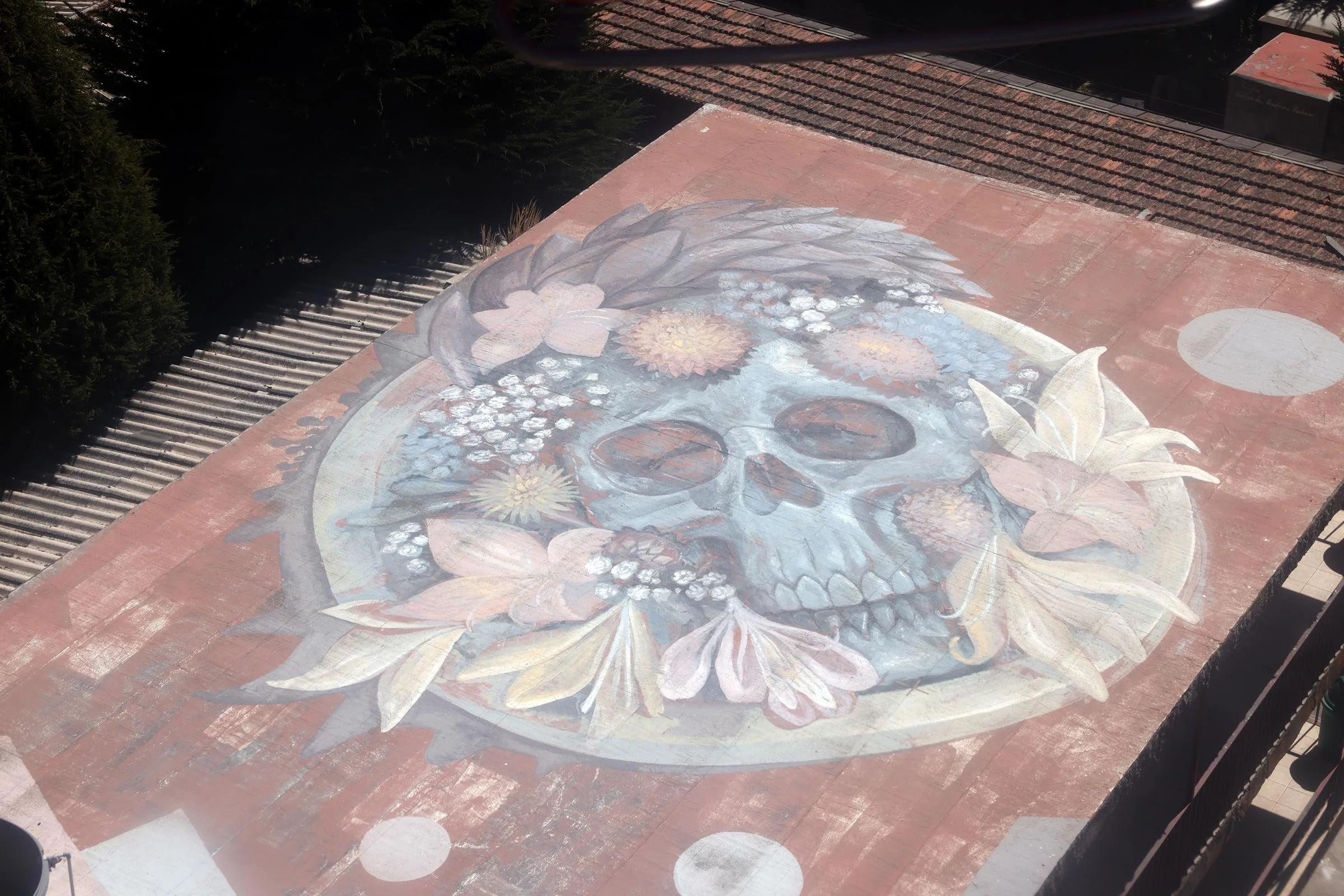 Målning av en dödskalle på ett tak på kyrkogården Cementerio General de La Paz, La Paz, Bolivia