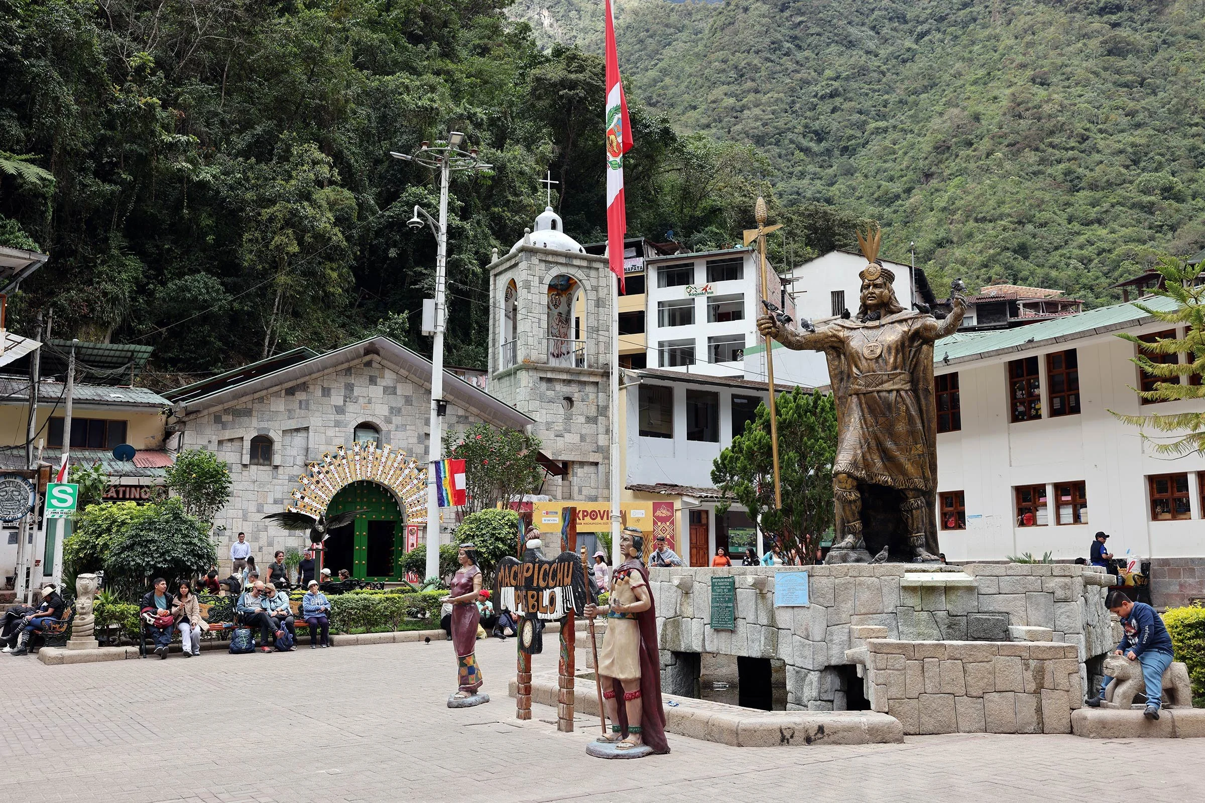 Huvudtorget i Aguas Calientes Plaza Manco Cápac, med en staty av inkarikets grundare Manco Cápac, Peru