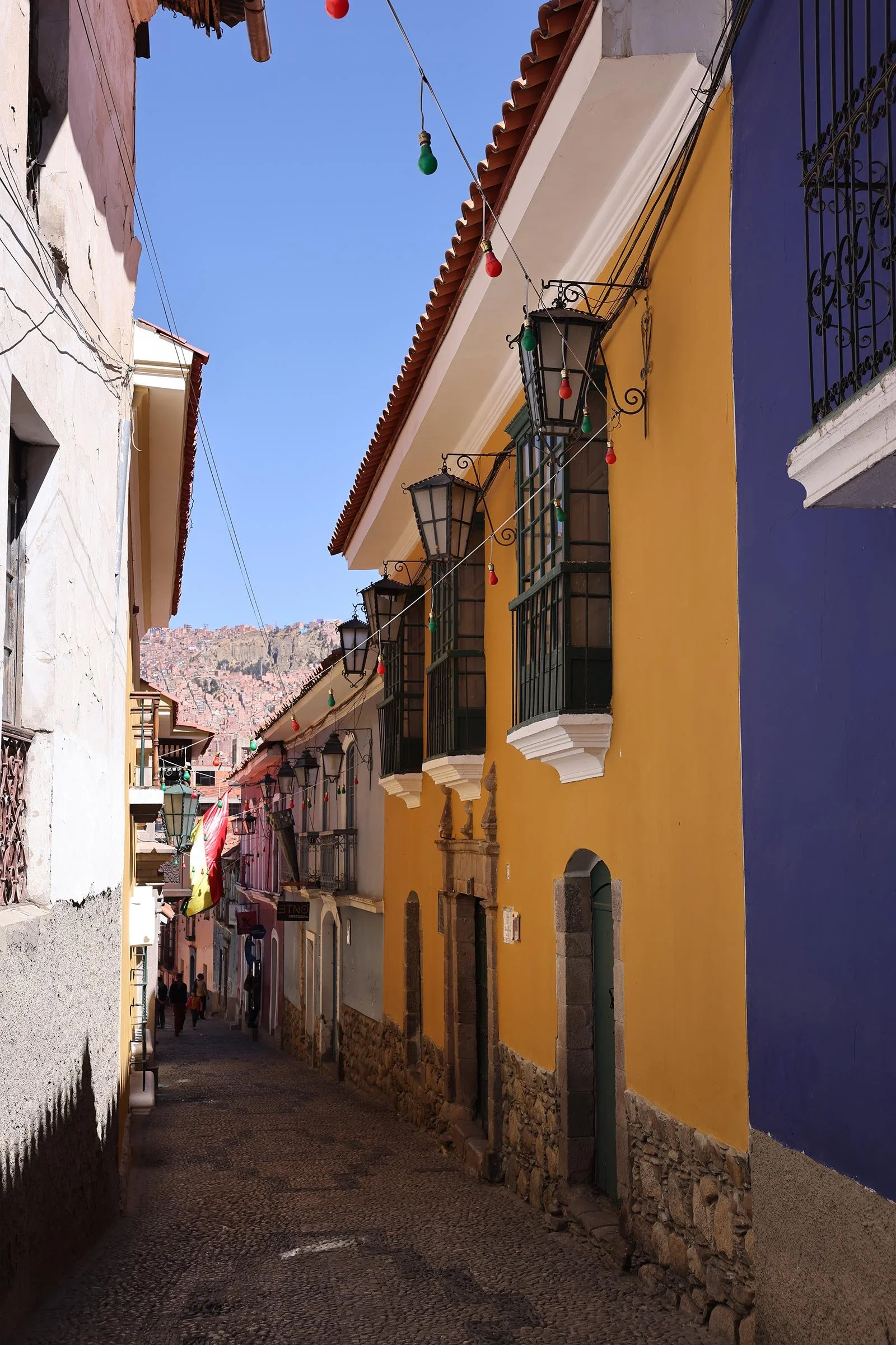 Kolonialgatan Calle Apolinar Jaén med sina färgglada hus, La Paz, Bolivia