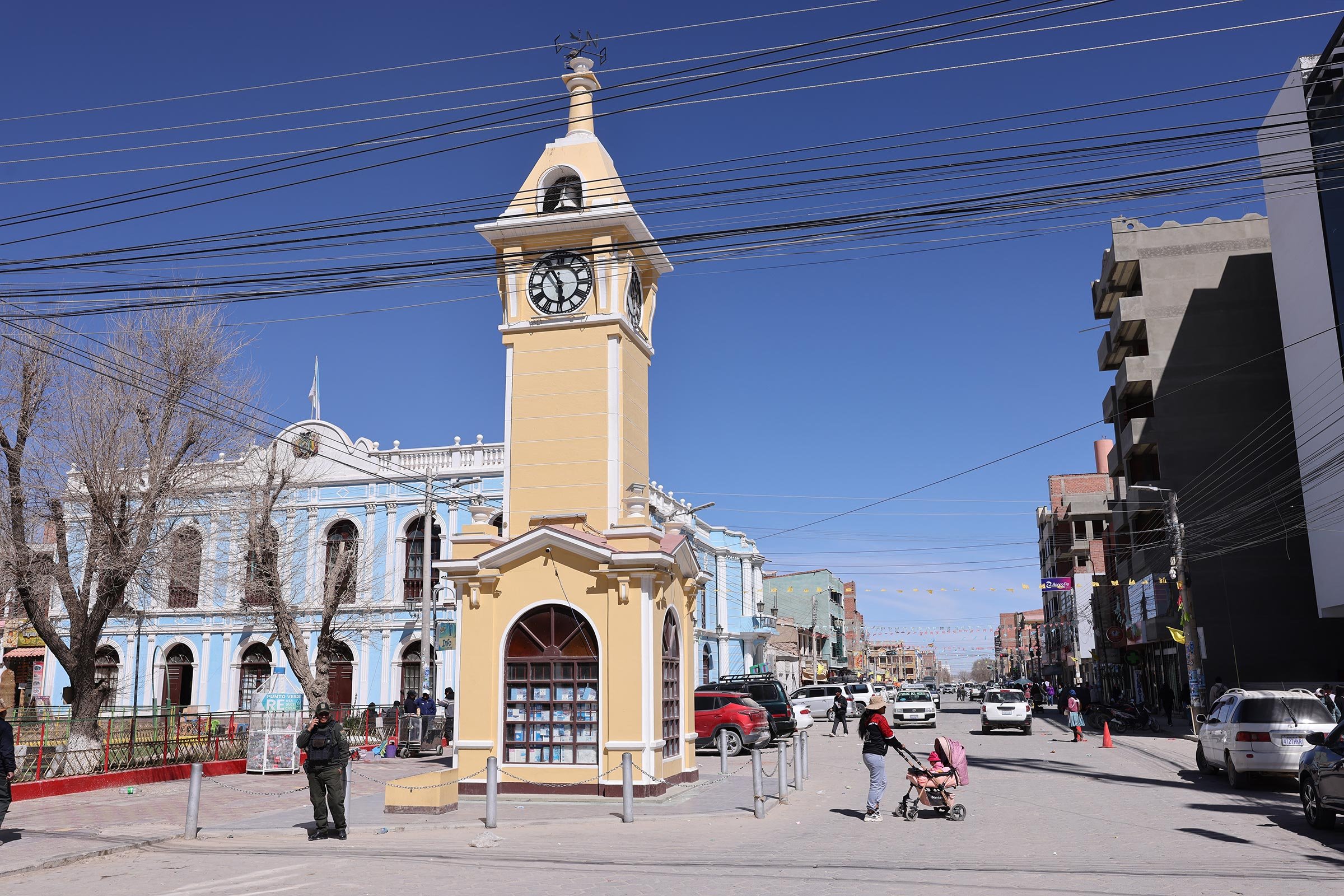 Det gula klocktornet, Torre del Reloj, i staden Uyuni, Bolivia