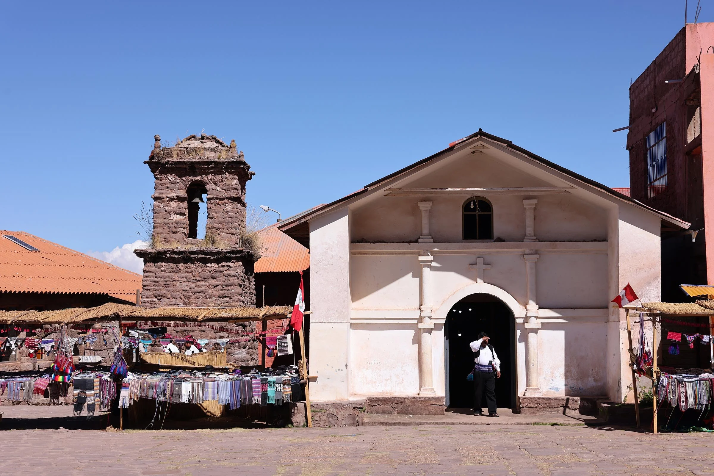 Den katolska kyrkan Iglesia Nuestra Señora på torget Plaza de Armas, högst upp på ön Taquile i Titicacasjön, Peru