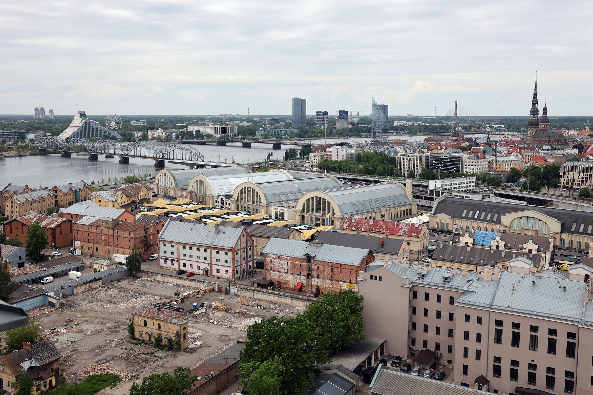 Utsikt över centralmarknadens hangarer och floden Daugava från Lettlands vetenskapsakademi i Riga