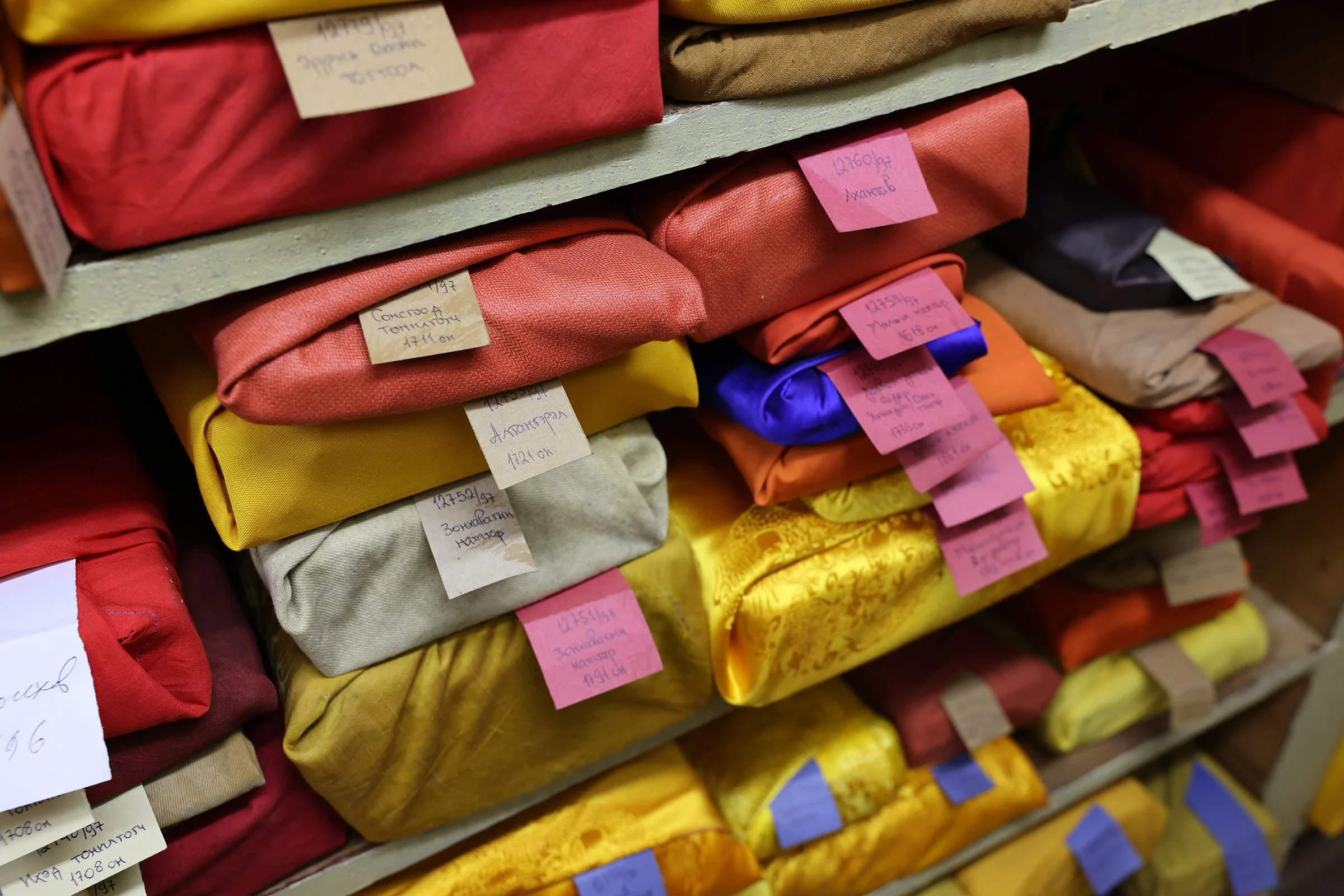 Verk som förvaras i textil i arkivet på det gamla mongoliska nationalbiblioteket i Ulaanbaatar