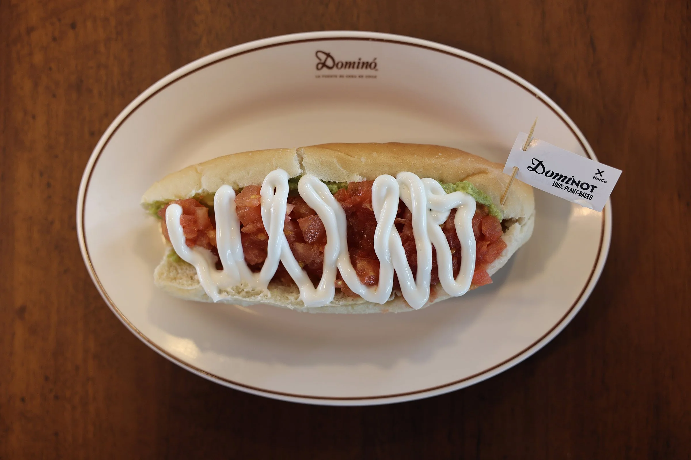 Vegetarisk Completo Italiano, med avokado, majonnäs och tomat