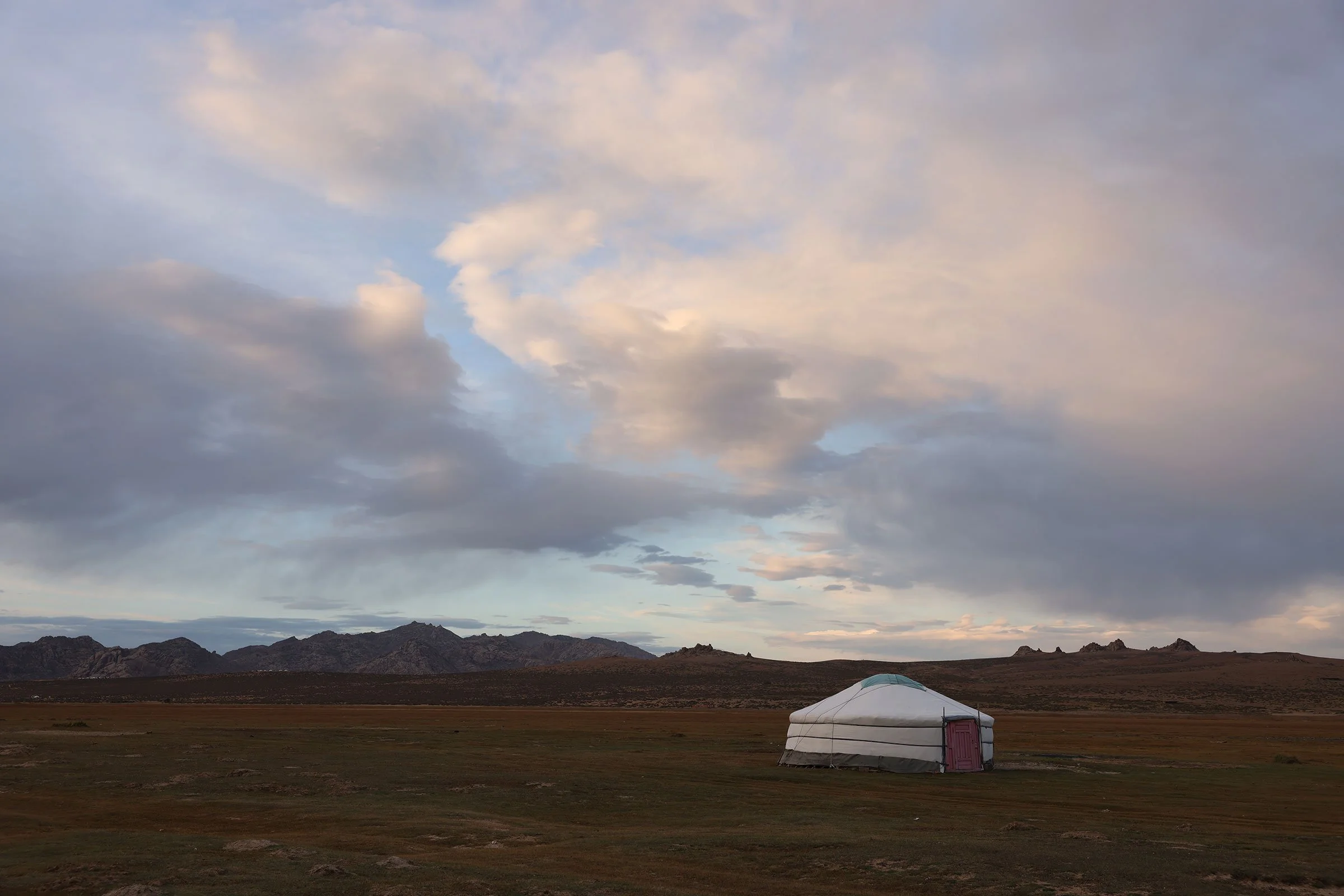 Traditionell mongolisk ger ute på en stäpp i Mongoliet