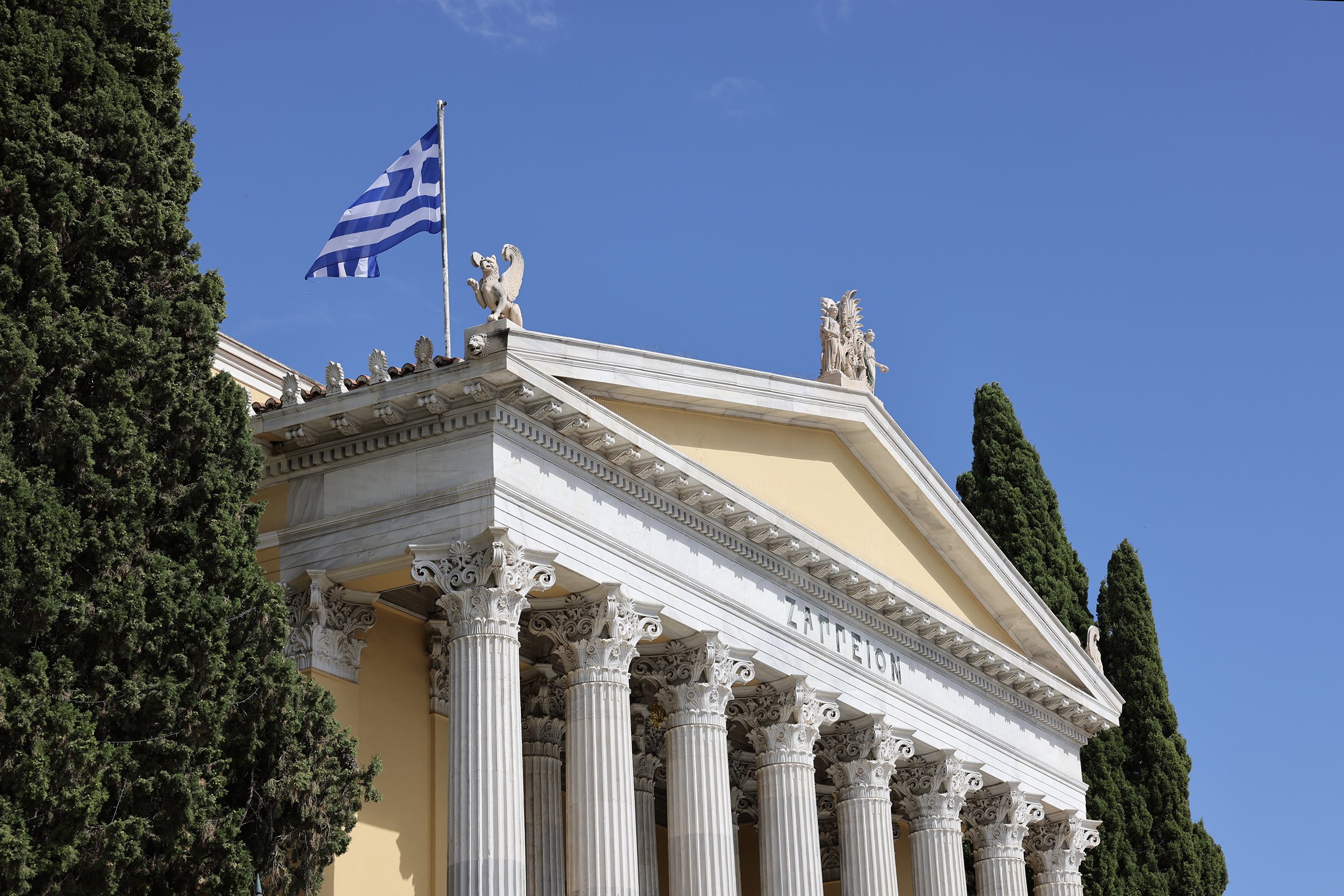 Byggnaden Zappeion med sin ljusgula fasad och vita pelare, Aten, Grekland