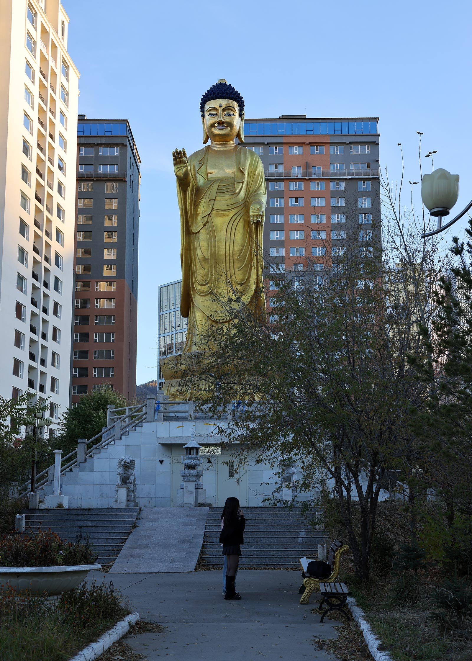Stor gyllene staty av Gautama Buddha i Ulaanbaatar, Mongoliet