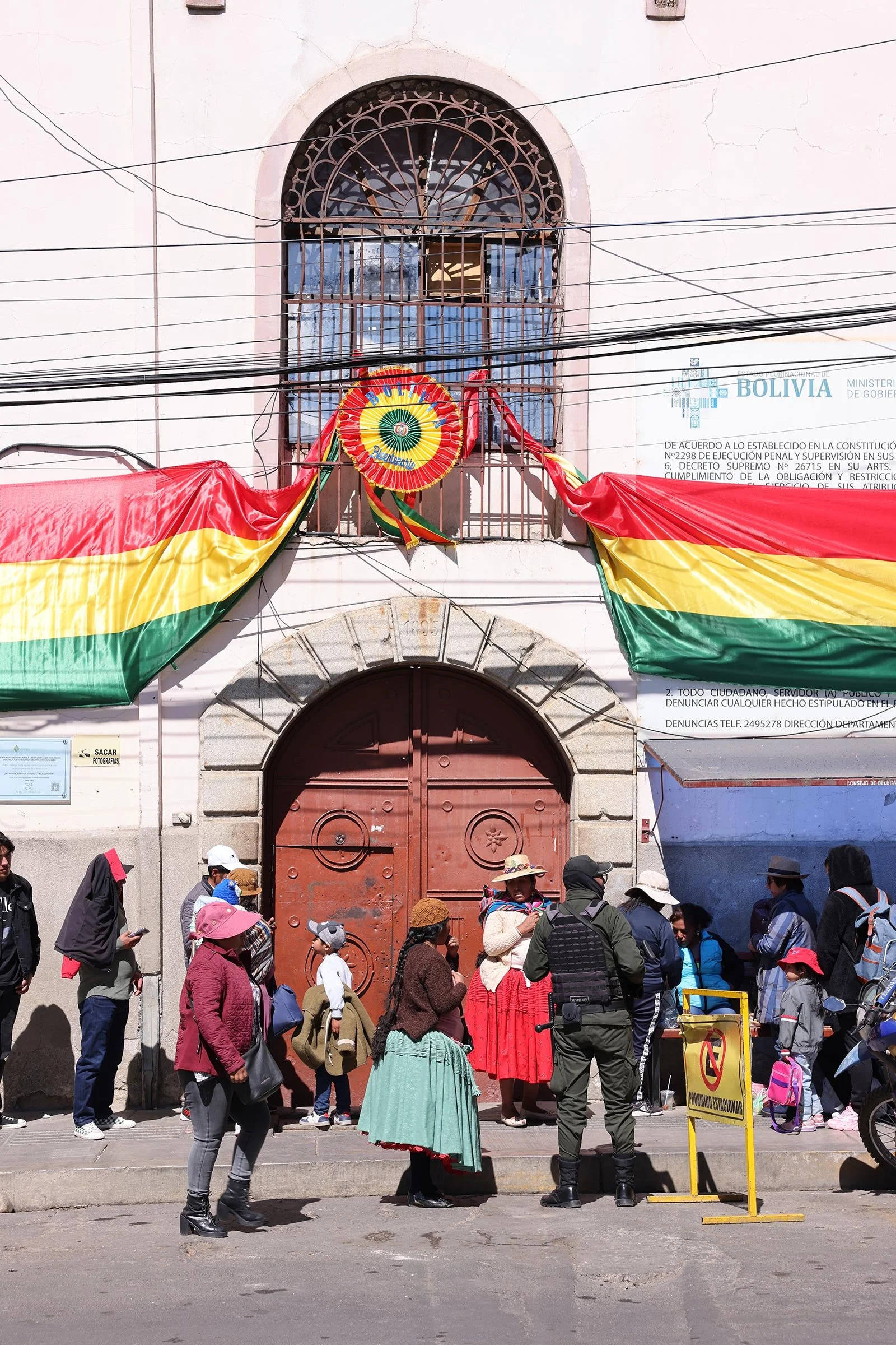 Människor i kö utanför huvudporten till fängelset San Pedro i La Paz, Bolivia