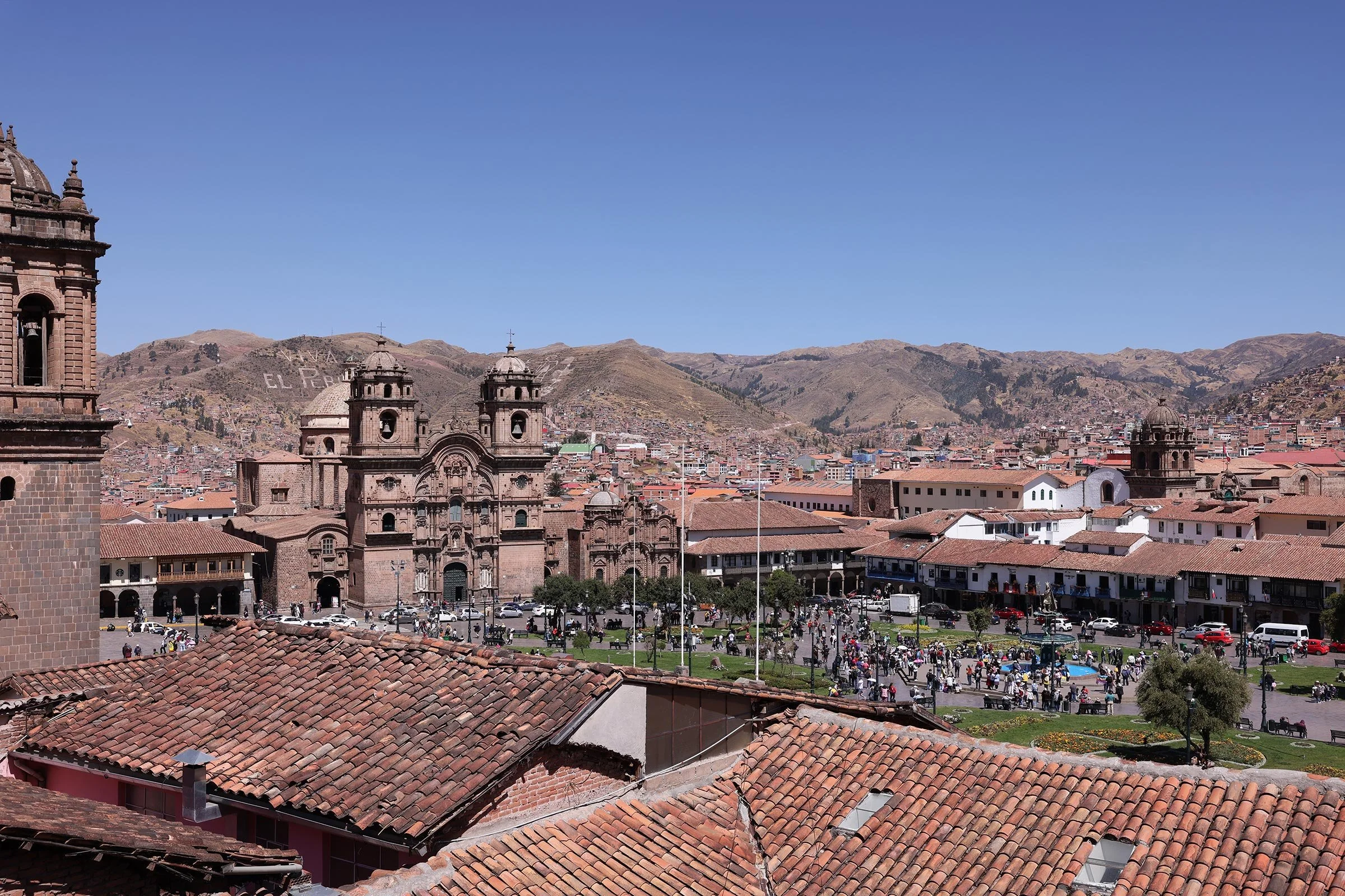 Utsikt över Plaza de Armas och Iglesia de la Compañia de Jesús i Cusco, Peru
