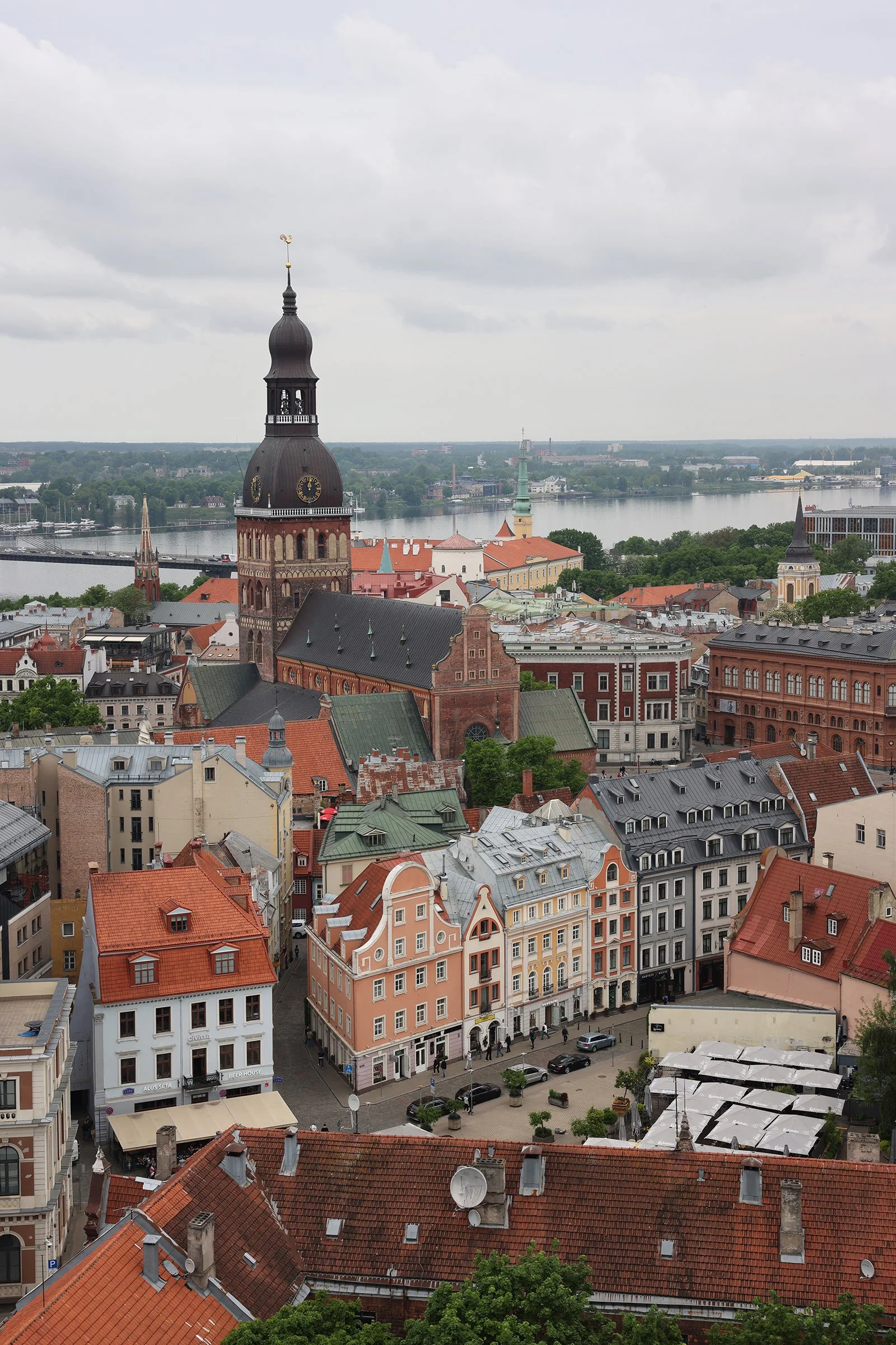 Utsikt över gamla stan, Riga domkyrka och floden Daugava från Sankt Peterskyrkan, Riga, Lettland