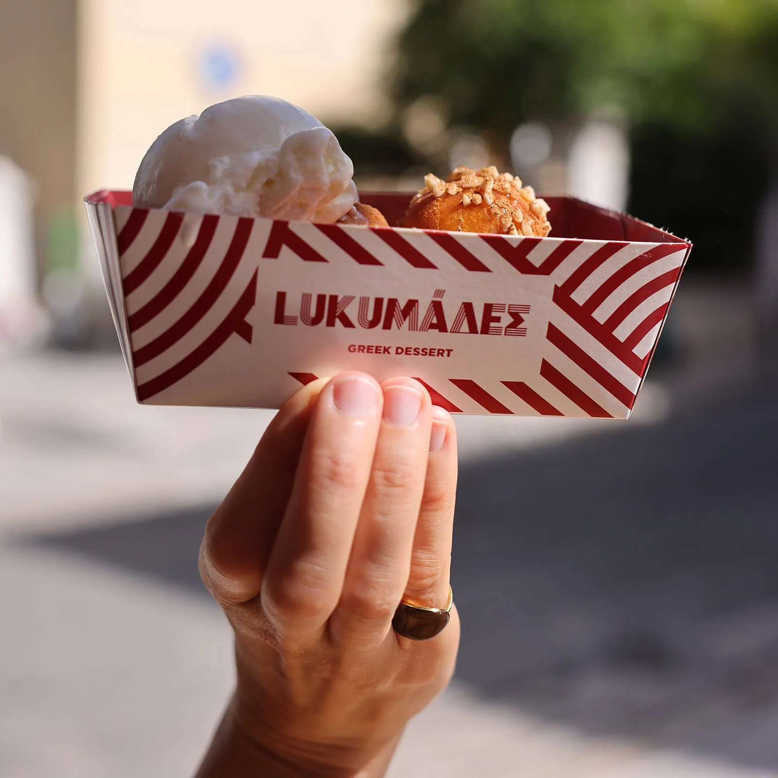 Traditionella grekiska munkbollar (loukoumades) på Lukomades i Aten