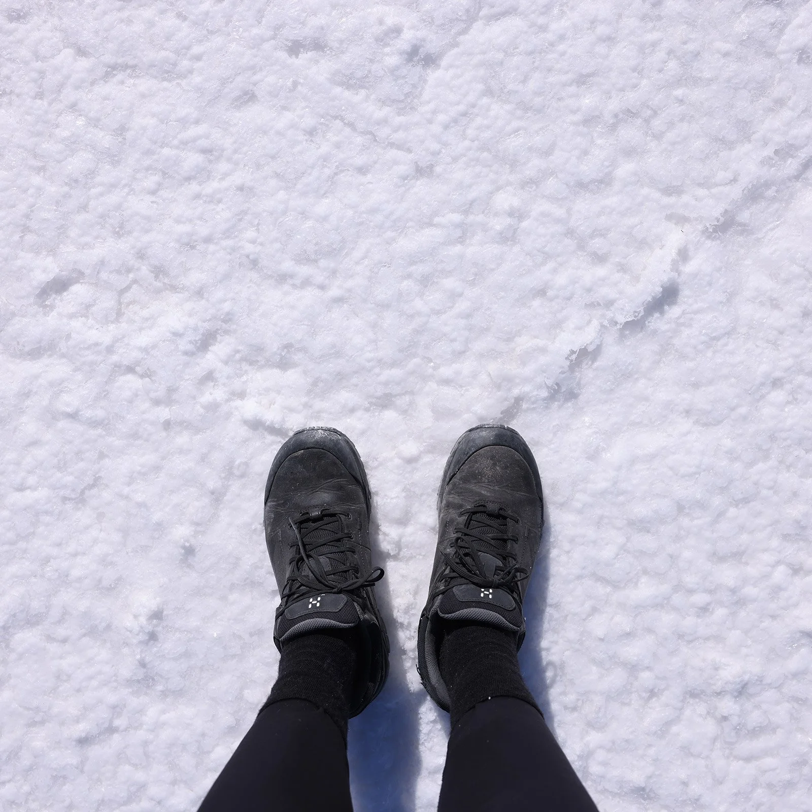 Hårda, vassa, vita saltkristaller i Salar de Uyuni, Bolivia