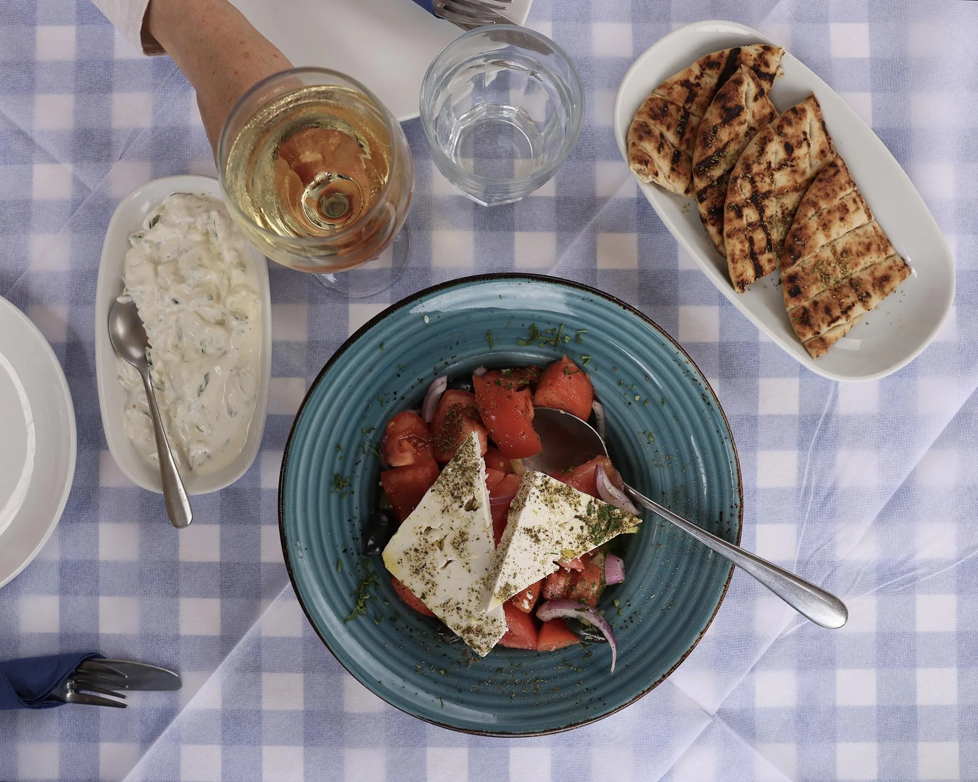 Grekisk mat på restaurang Piato på ön Hydra, Grekland