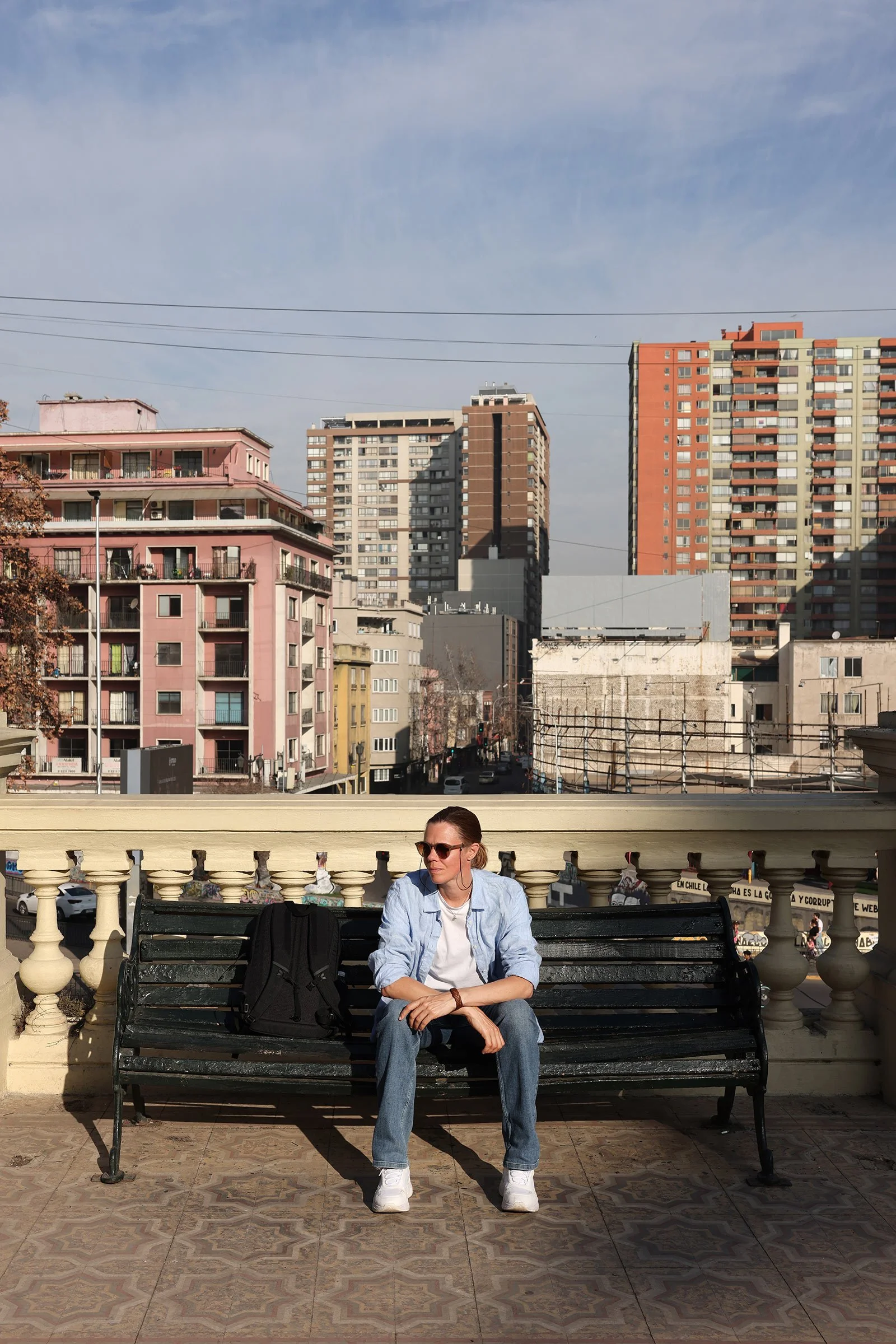 På en bänk uppe på Santa Lucia Hill, Santiago de Chile