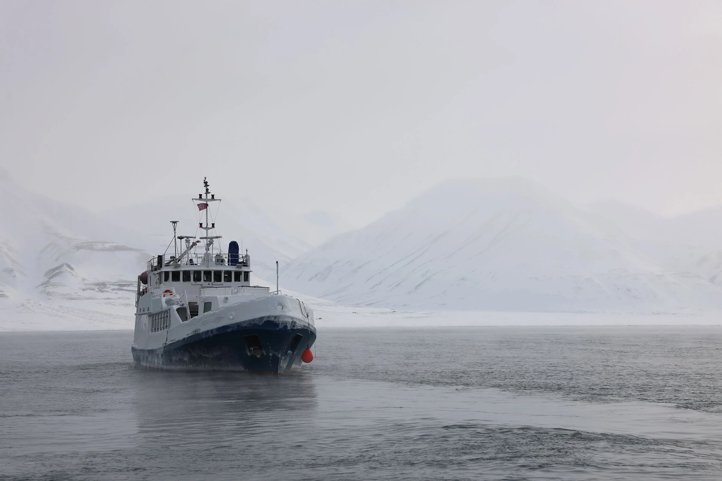 En båt en kall vinterdag i Adventfjorden utanför Lonyearbyen