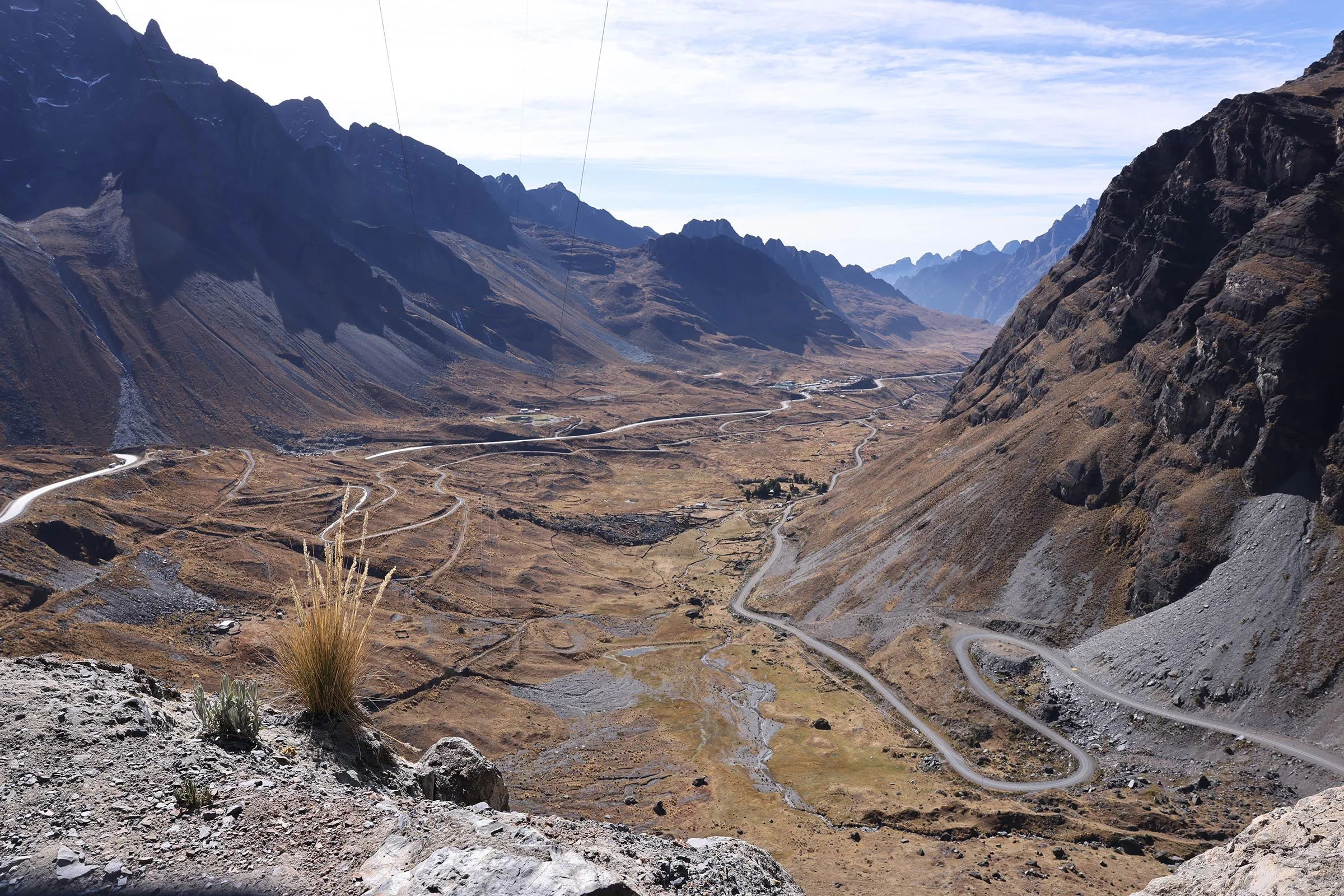 Utsikt över slingrande vägar och en dalgång vid starten av Dödens väg i Bolivia