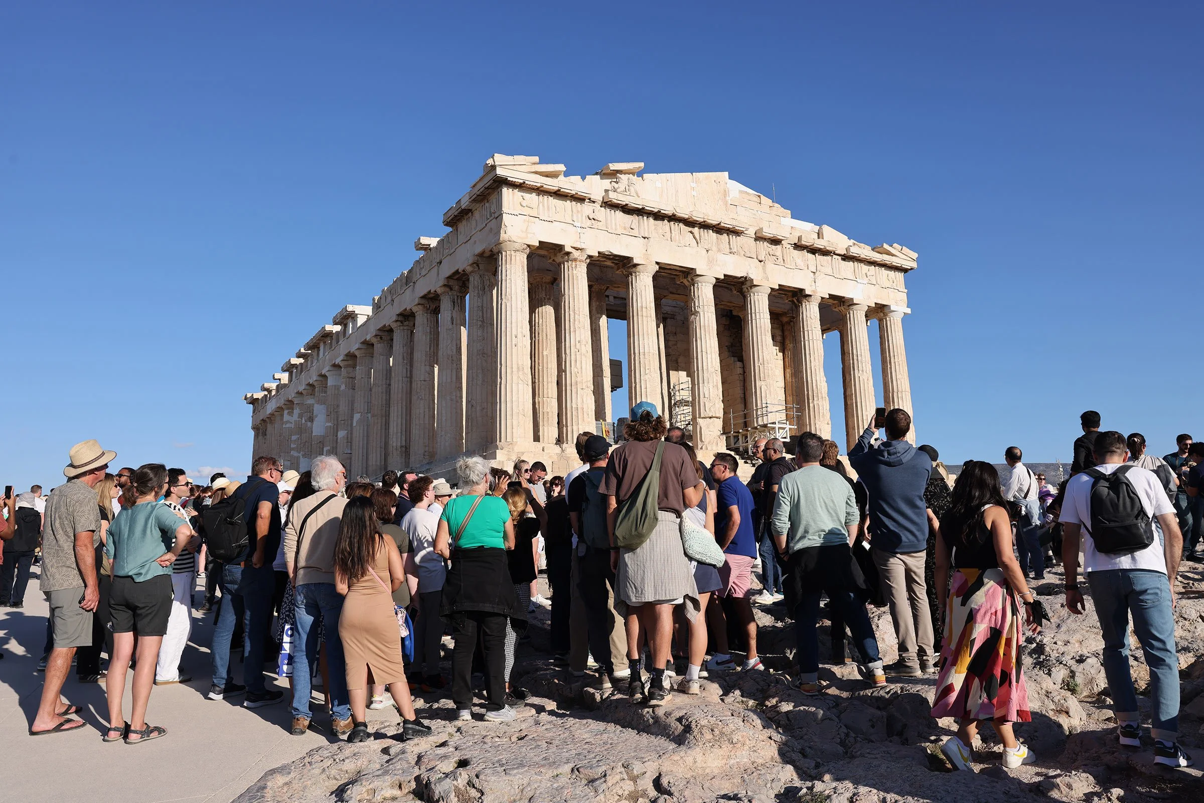 Turister framför templet Parthenon på Akropolis, Aten, Grekland