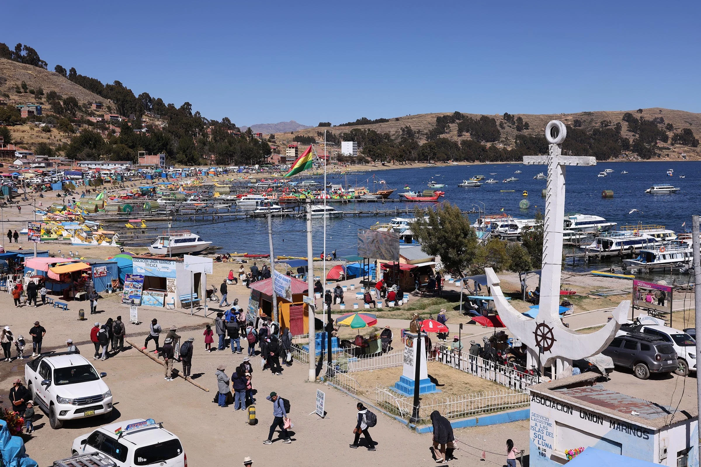 Liv och rörelse i hamnen i Copacabana, vid Titicacasjön i Bolivia