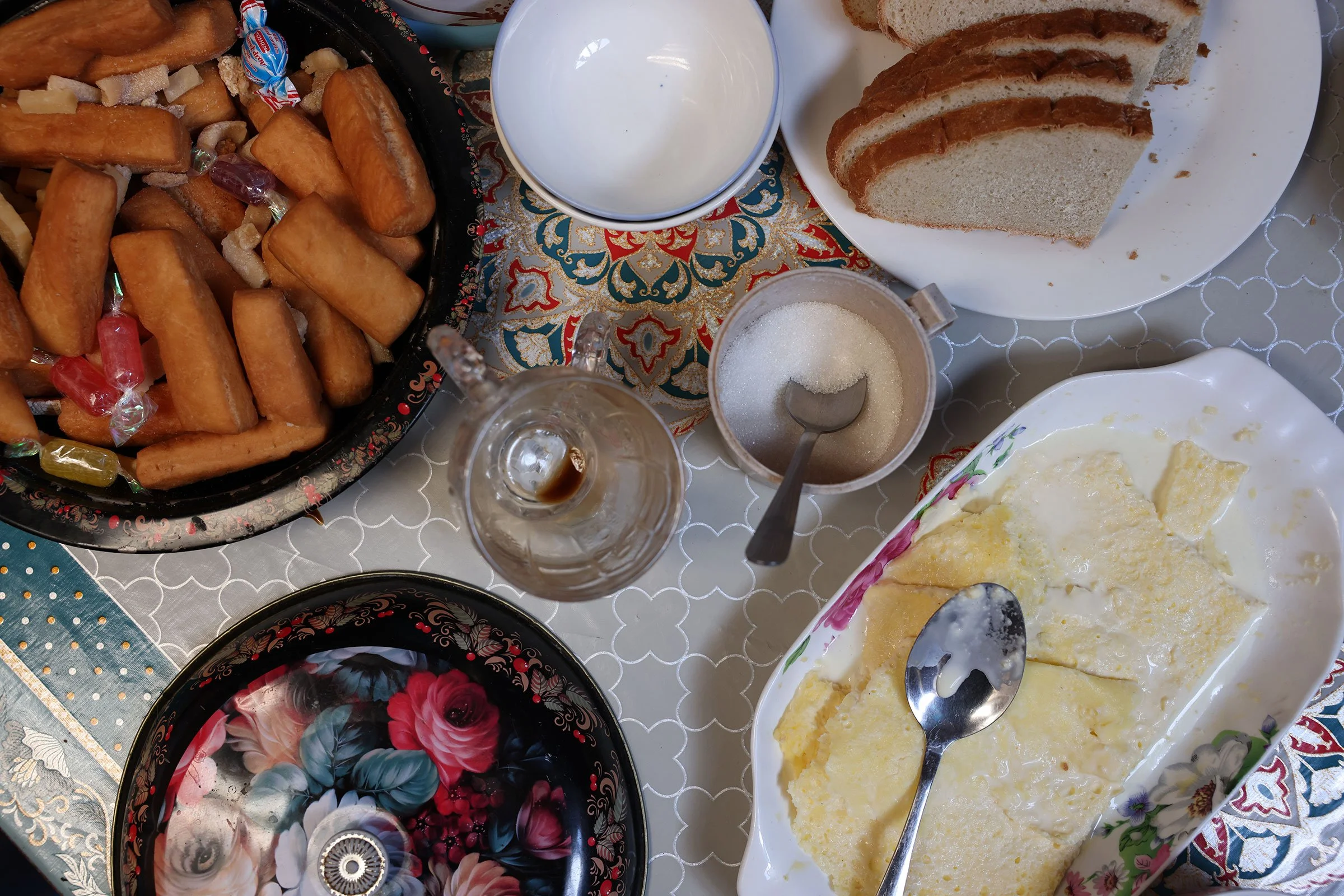 Mellanmål med te, bröd, öröm och friterade borsoq uppdukat i en ger i Mongoliet