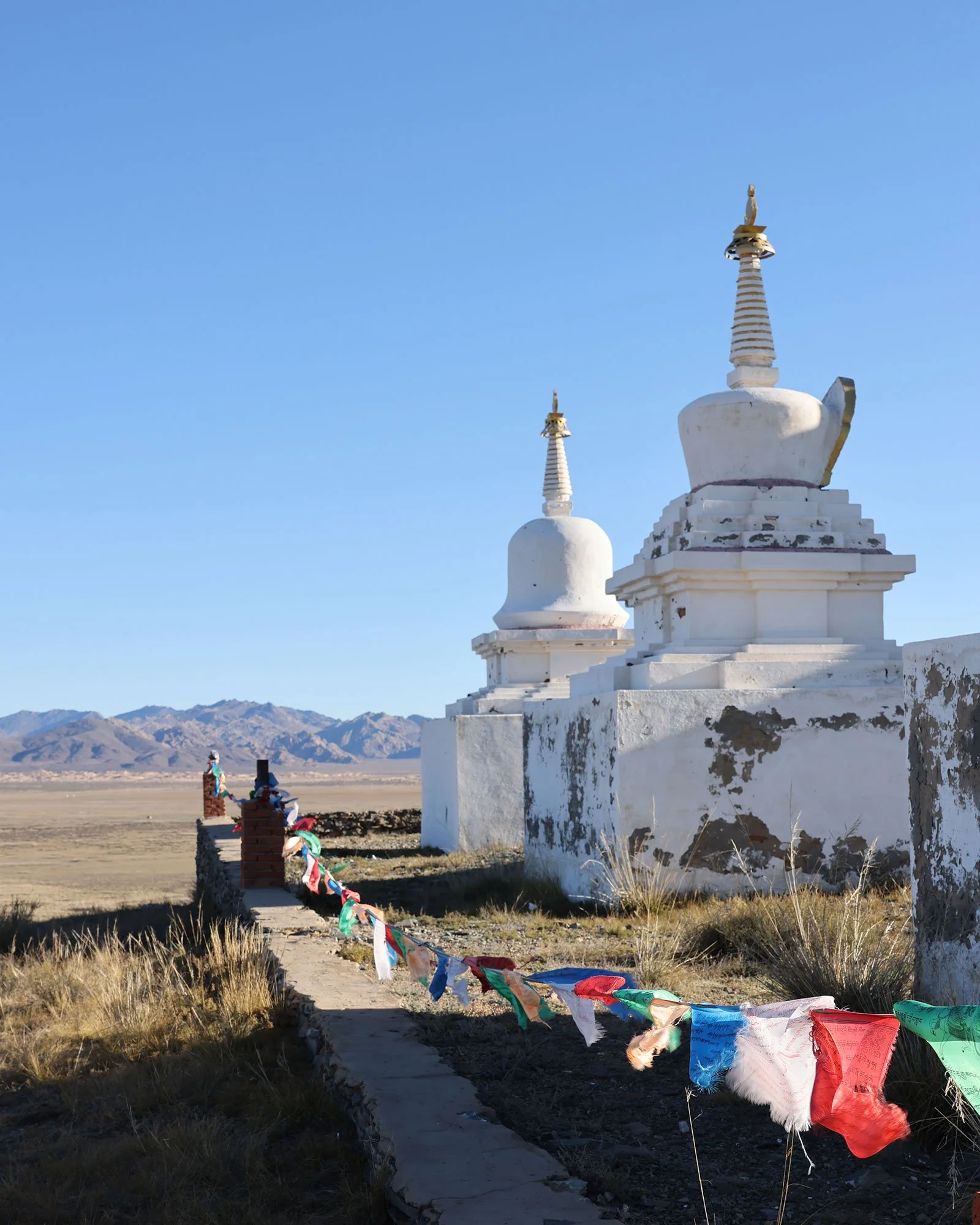 Historisk stupa ute på stäppen i närheten av Erdene Zuu-klostret i Karakorum, Mongoliet