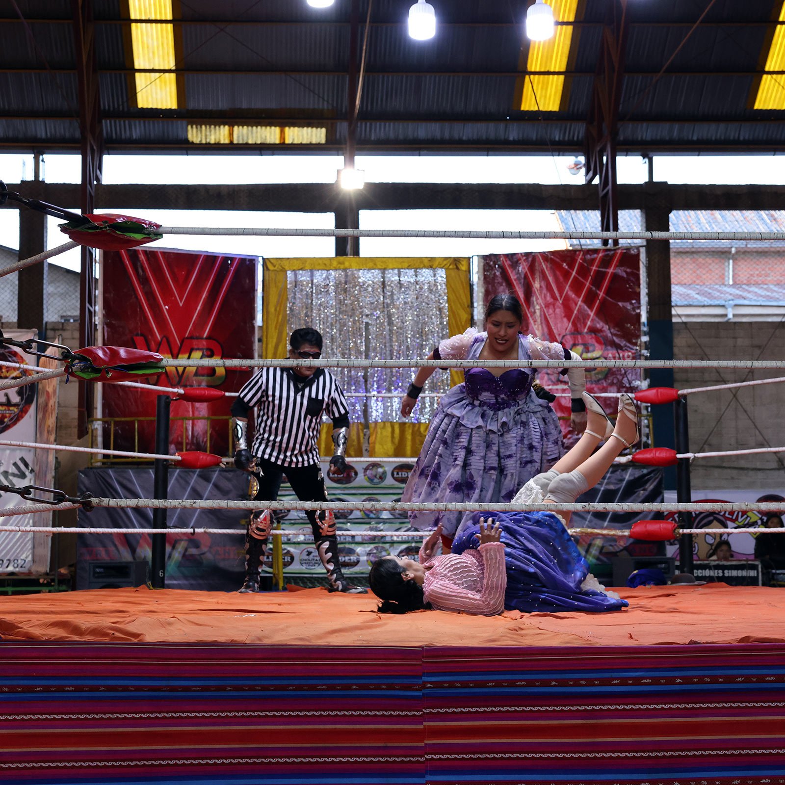 Cholitas Wrestling en söndag i El Alto, La Paz, Bolivia