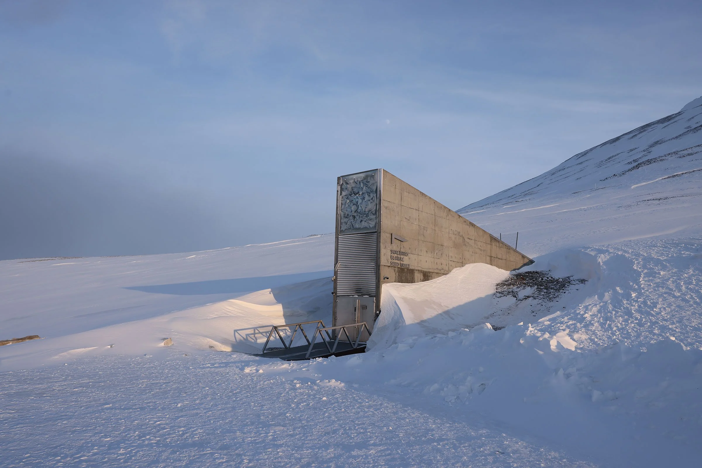 Svalbard Global Seed Vault på ett snötäckt berg utanför Longyearbyen