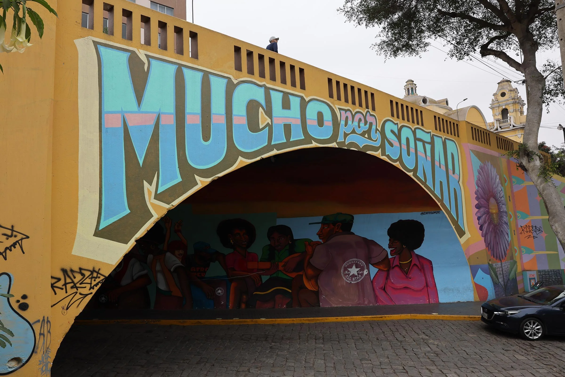 En bro med streetart i form av texten "Mucho por Soñar" i Barranco, Lima, Peru