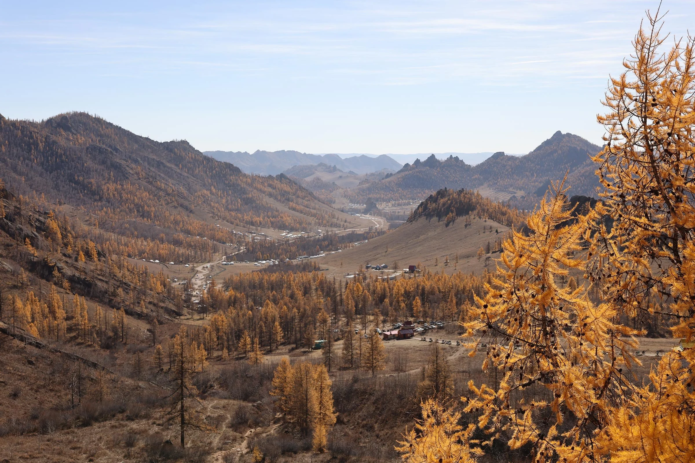 Utsikt över nationalparken Gorkhi-Terelj i höstfärger, Mongoliet