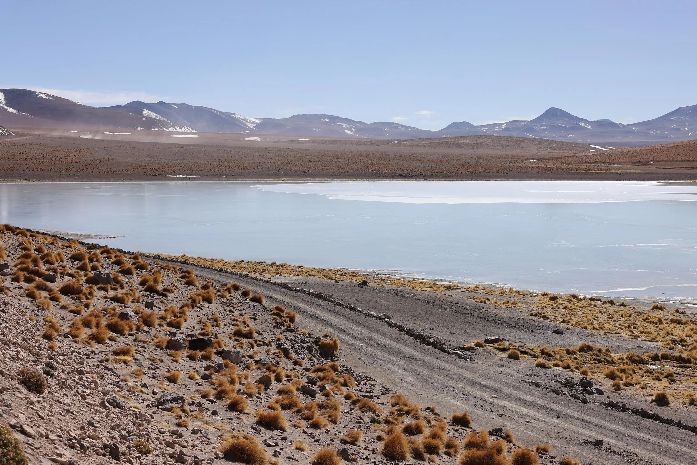 En grusväg genom ett sagolikt vackert landskap i Tvätt på tork i Reserva Nacional de Fauna Andina Eduardo Avaroa, Bolivia