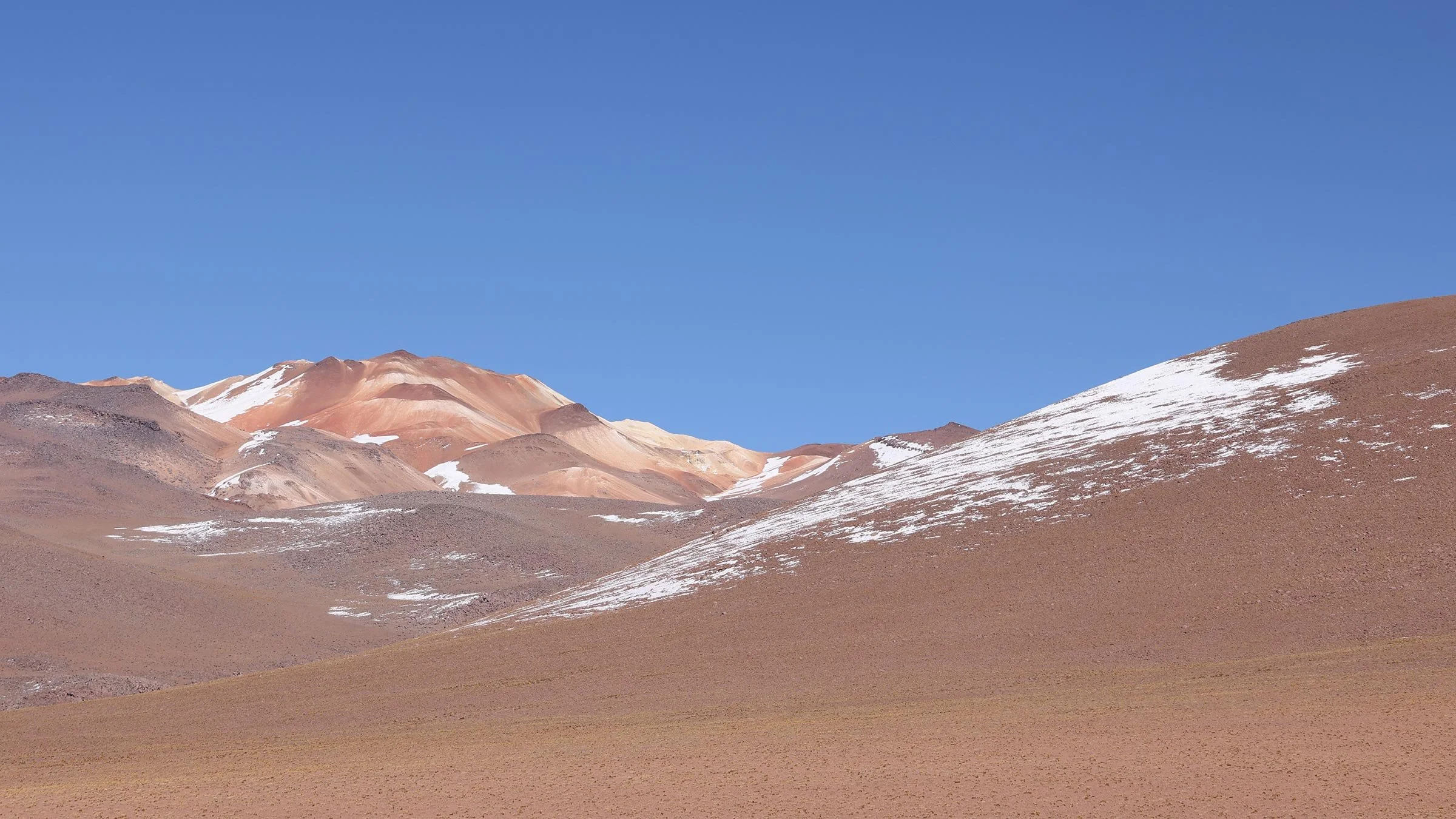 Kullarna och bergen skiftar i färg i Reserva Nacional de Fauna Andina Eduardo Avaroa, Bolivia