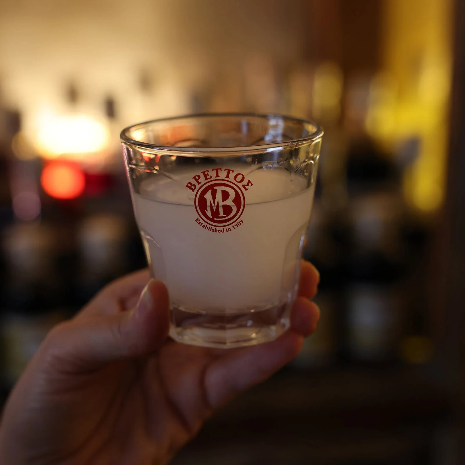 Ett glas Ouzo på Brettos i Aten, Grekland