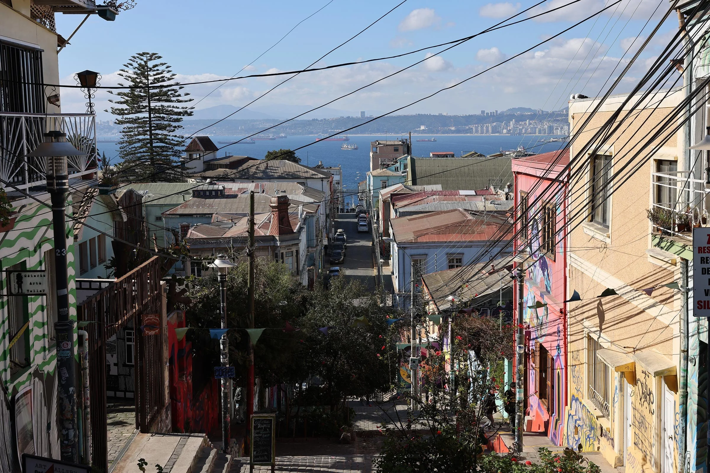 Färgglada hus i Valparaiso och en gata som leder ner mot Stilla havet, Chile