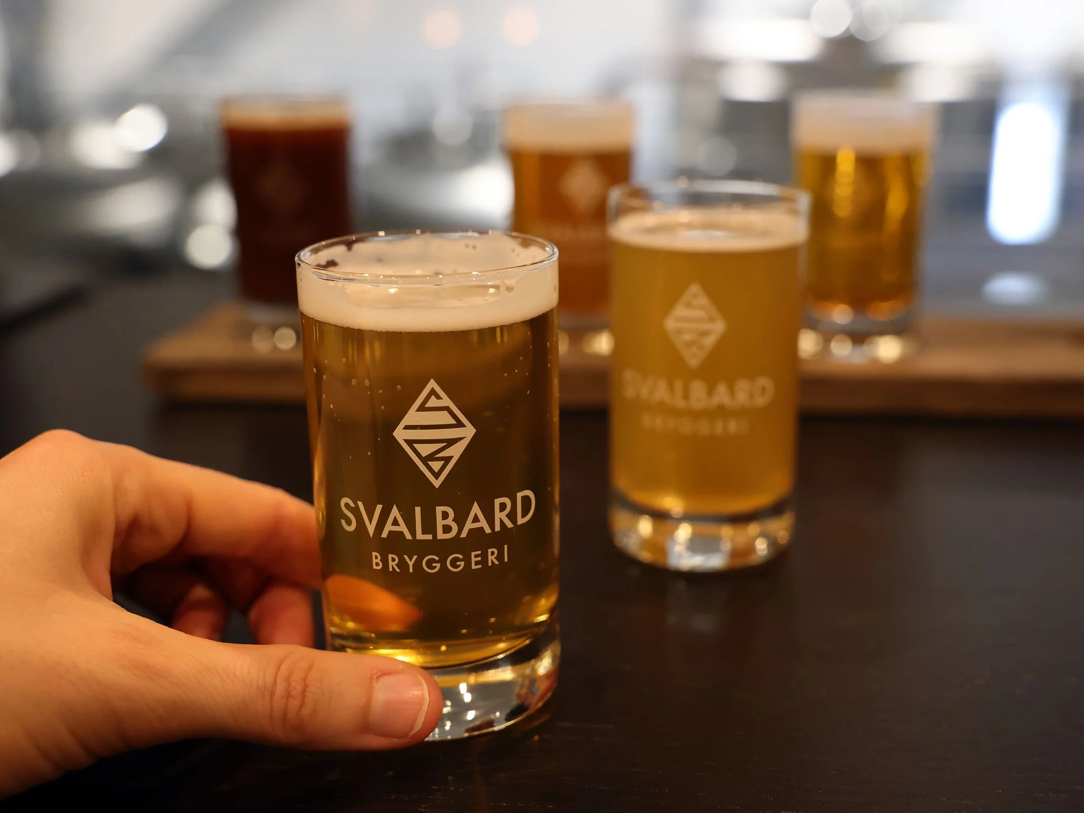 Ölprovning med flera små ölglas på Svalbard Bryggeri, Longyearbyen