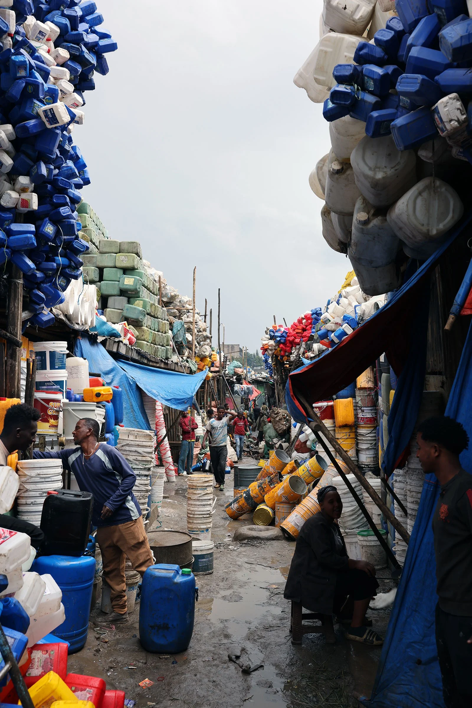 Försäljning av plastdunkar på Addis Merkato, Addis Abeba, Etiopien