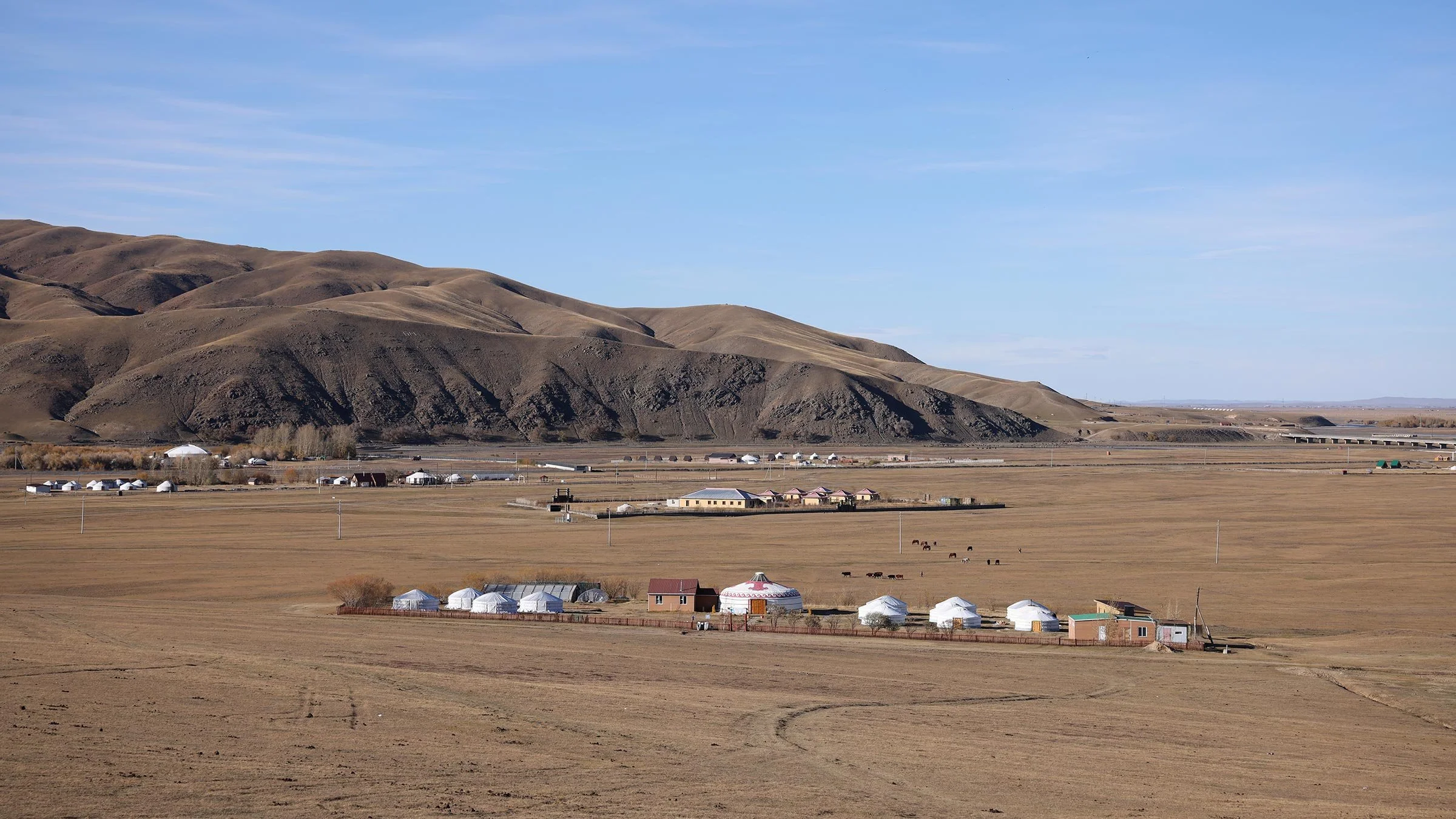 Utsikt över stäpp, kullar och traditionella gers utanför Kharkhorin, Mongoliet