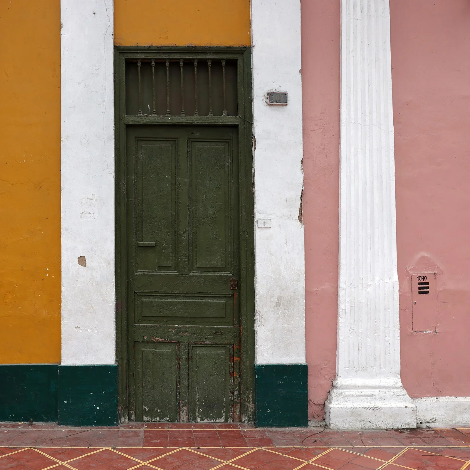 Vackra fastader i ockra och gammelrosa i Barranco, Lima, Peru