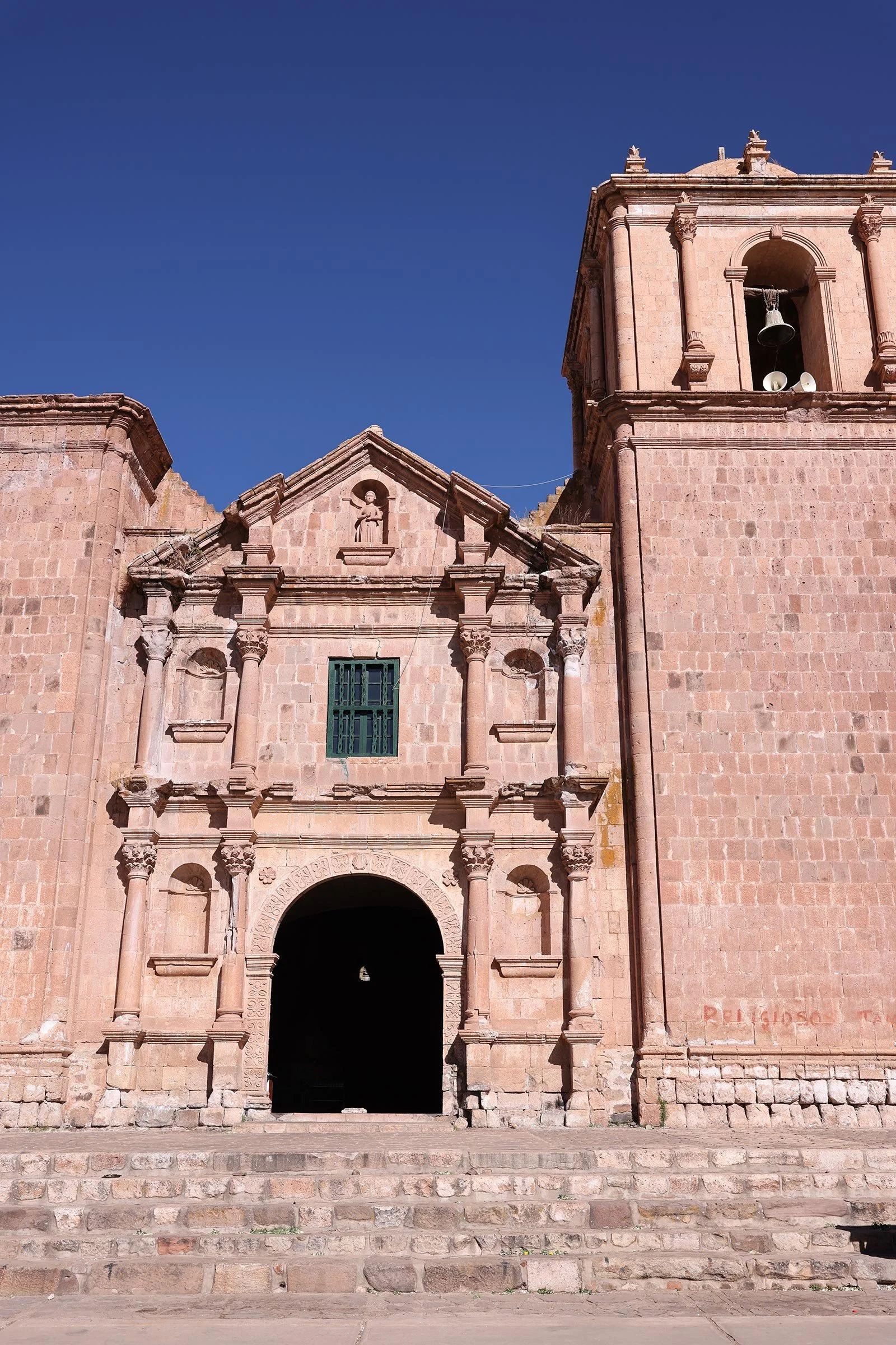 Den katolska kyrkan Templo Santa Isabel i Pucará, Peru