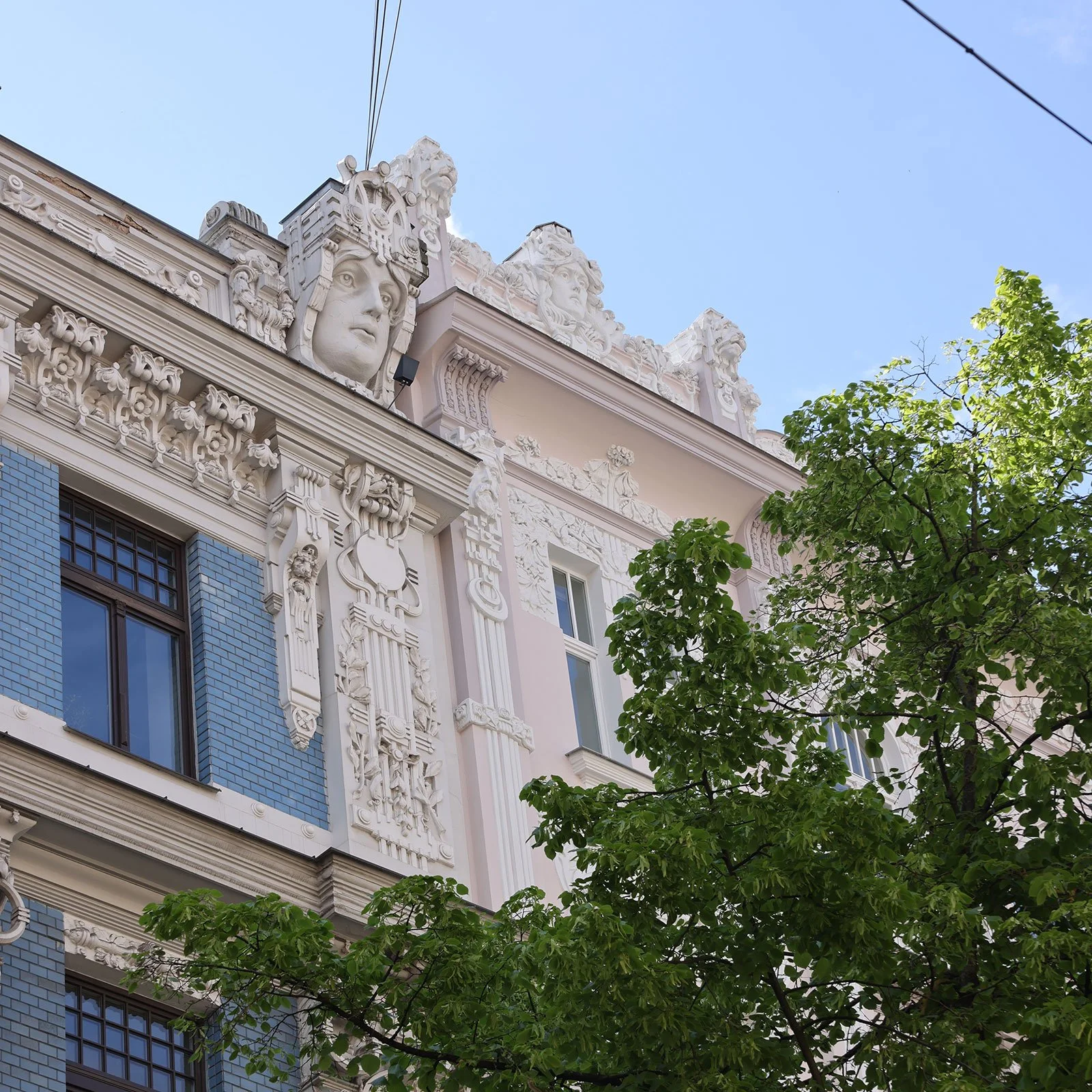 Rikt utsmyckat hus i jugendstil på Elizabetes iela 10b i Riga, Lettland