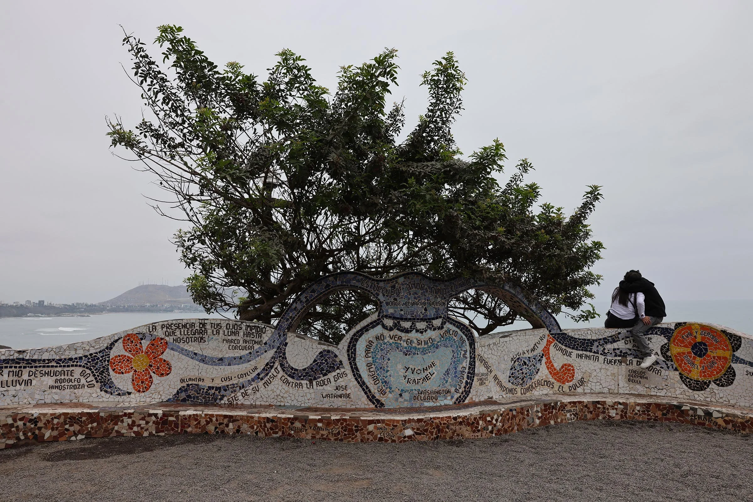 Ett ungt par i Parque del Amor, Love Park, i Lima, Peru
