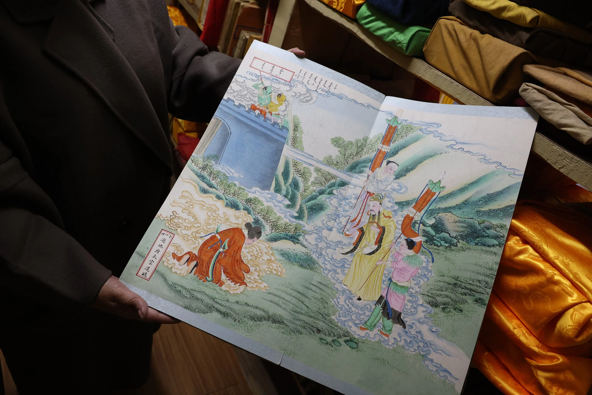 Klassisk asiatisk illustration av personer i traditionella kläder i mjuka färger