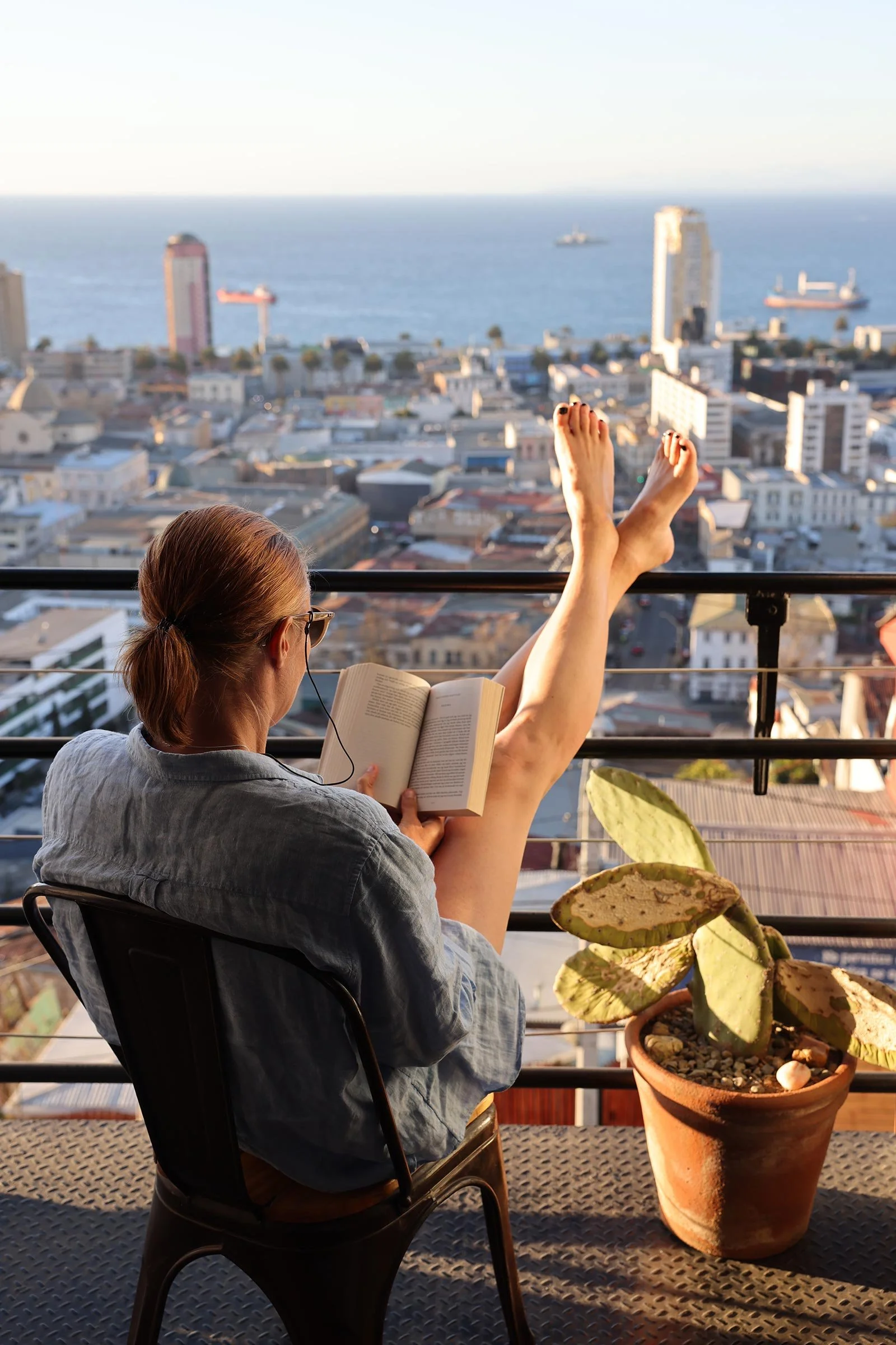 Utsikt över Valparaiso från vår balkong på Winebox Hotel, Chile