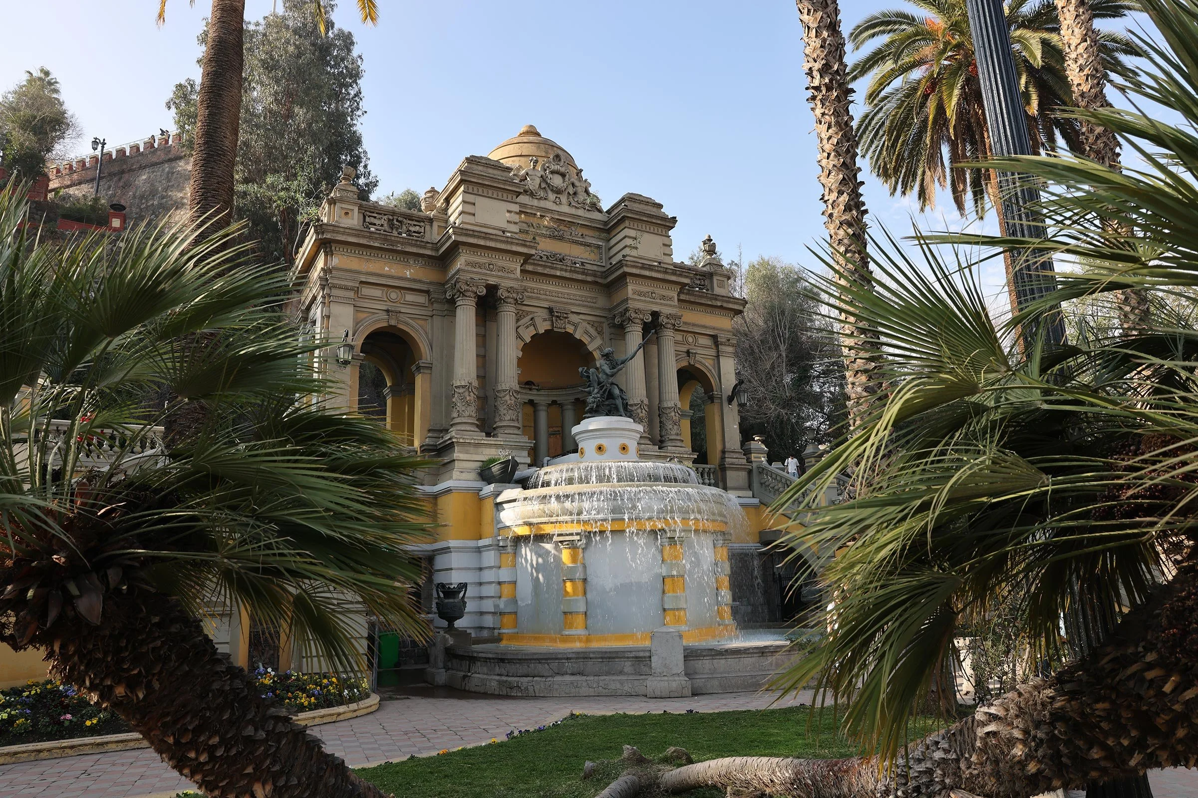 Den gulmålade fontänen Fuente de Neptuno vid Santa Lucia Hill, Santiago de Chile